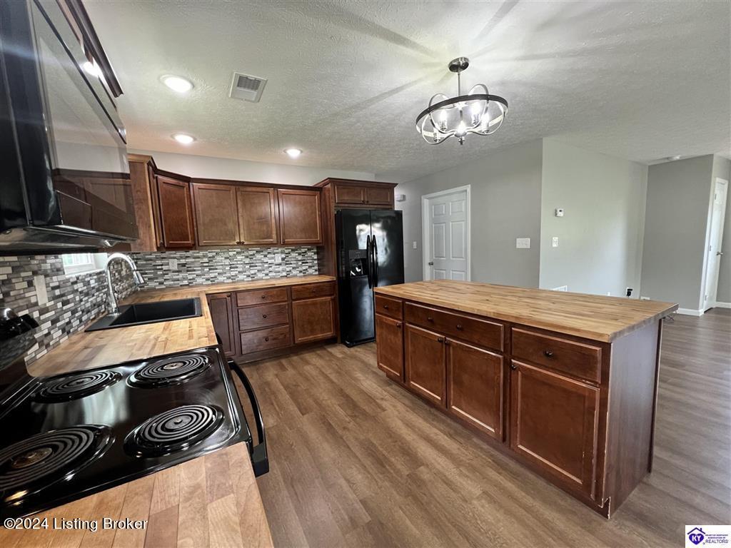 60 Albina Ct