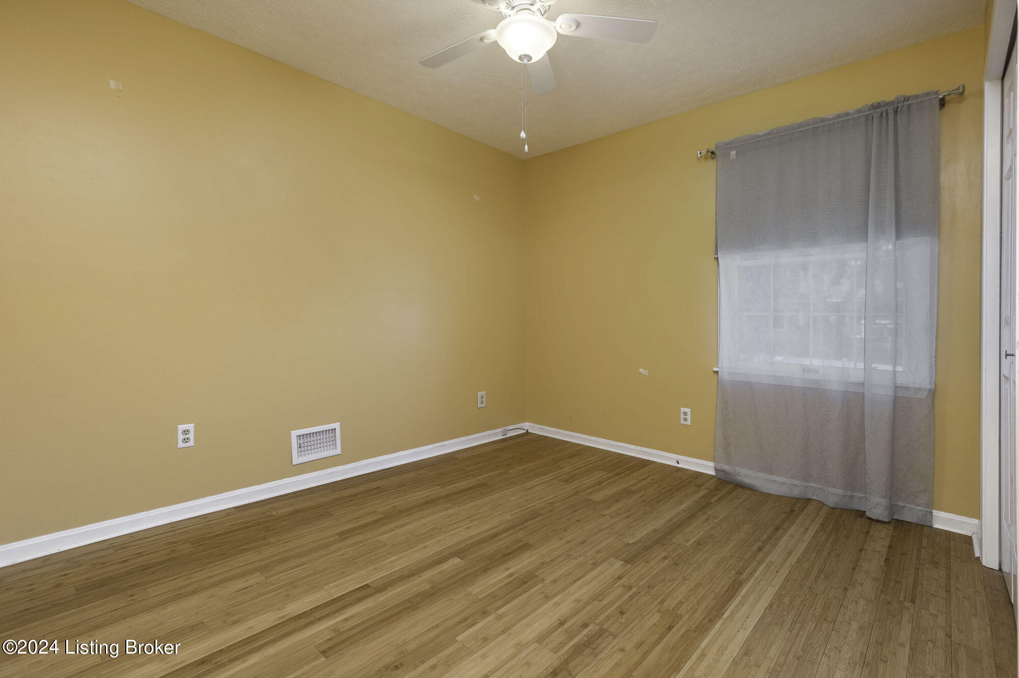 305 New England Ct