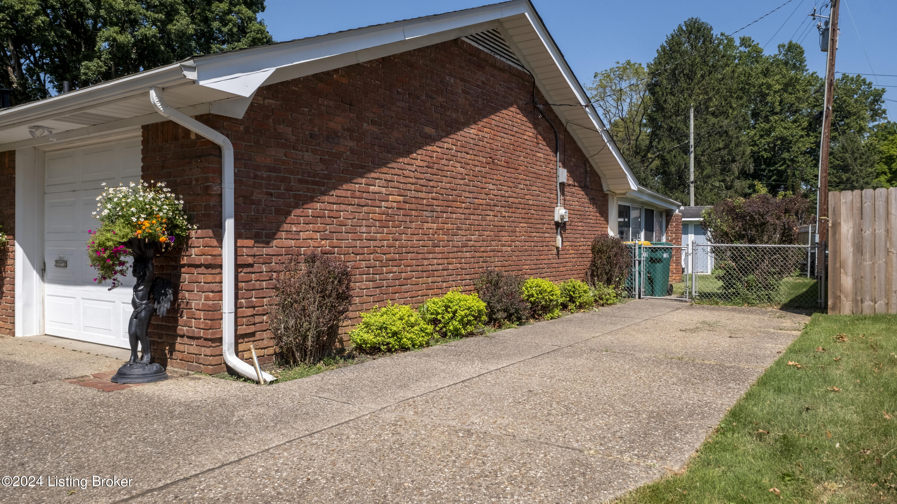 1607 Lynn Way