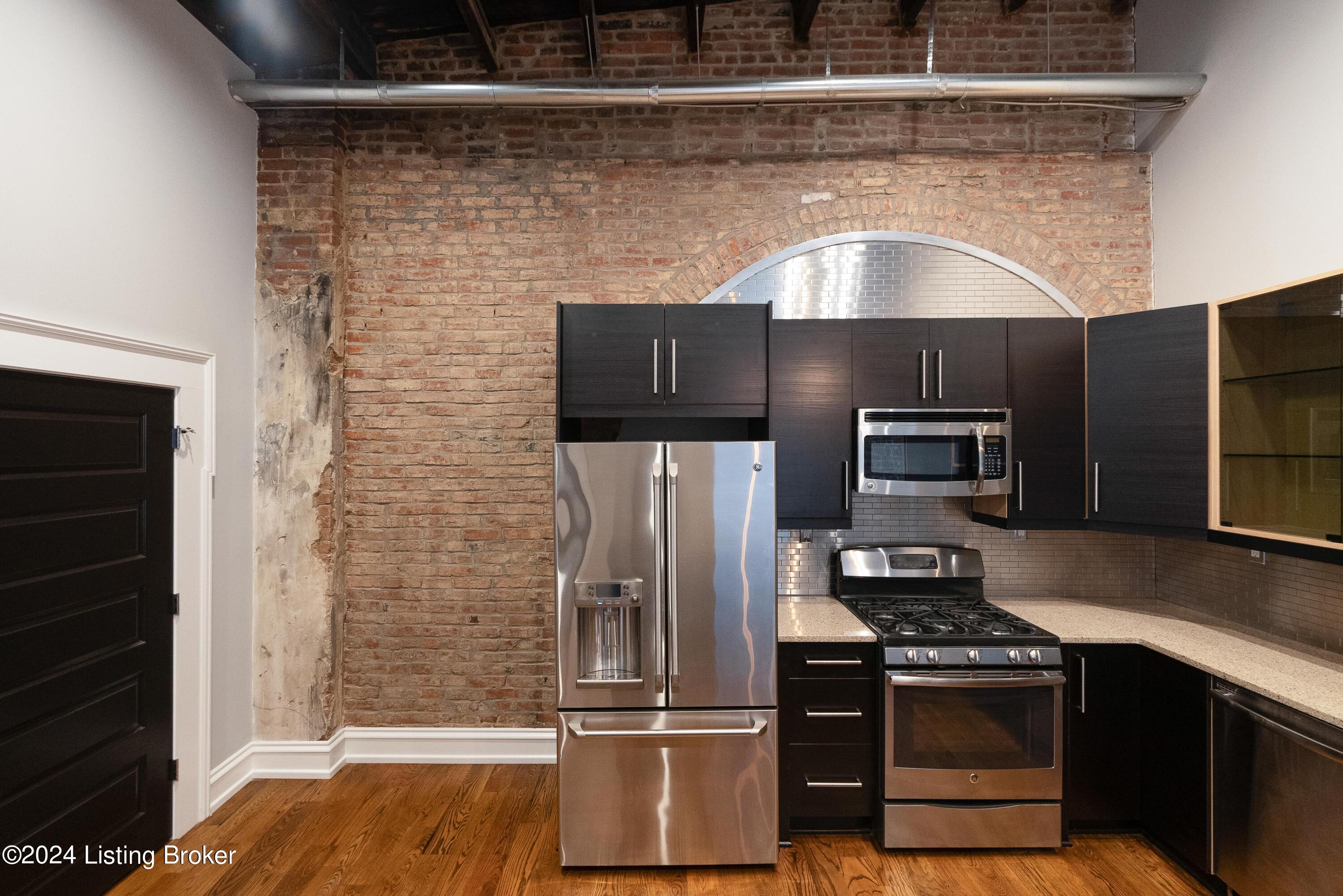 415 E Market St, 401