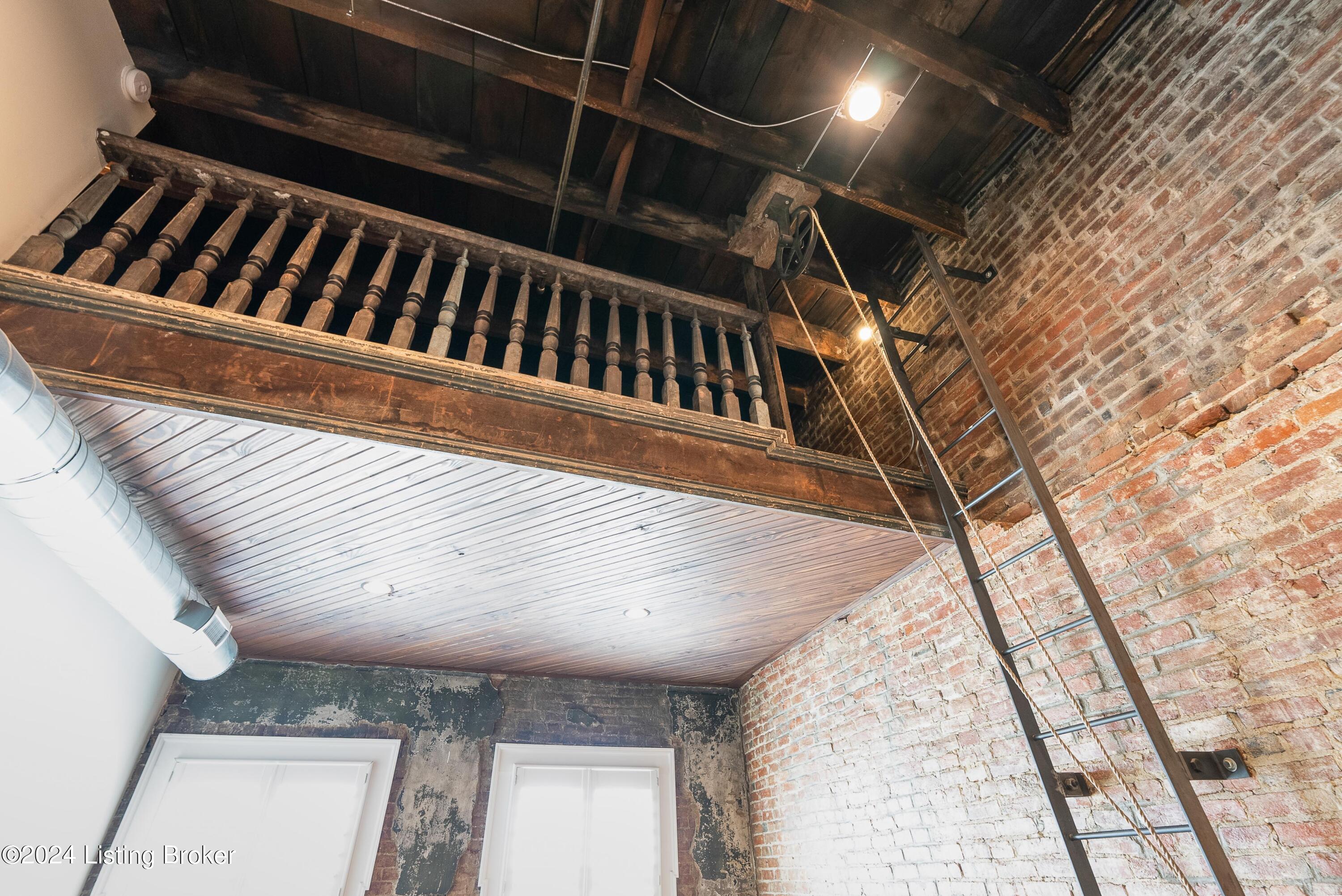 415 E Market St, 401