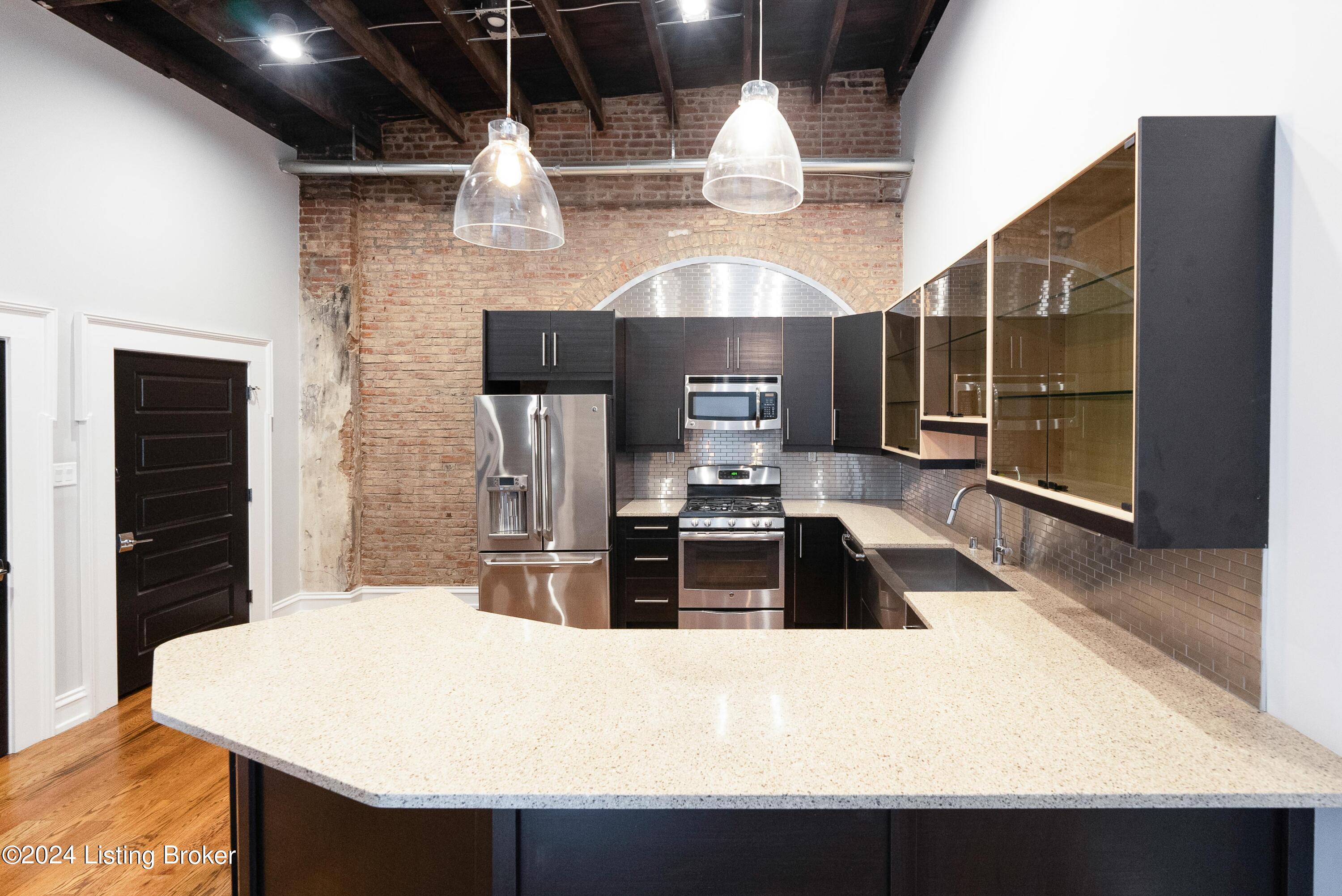 415 E Market St, 401