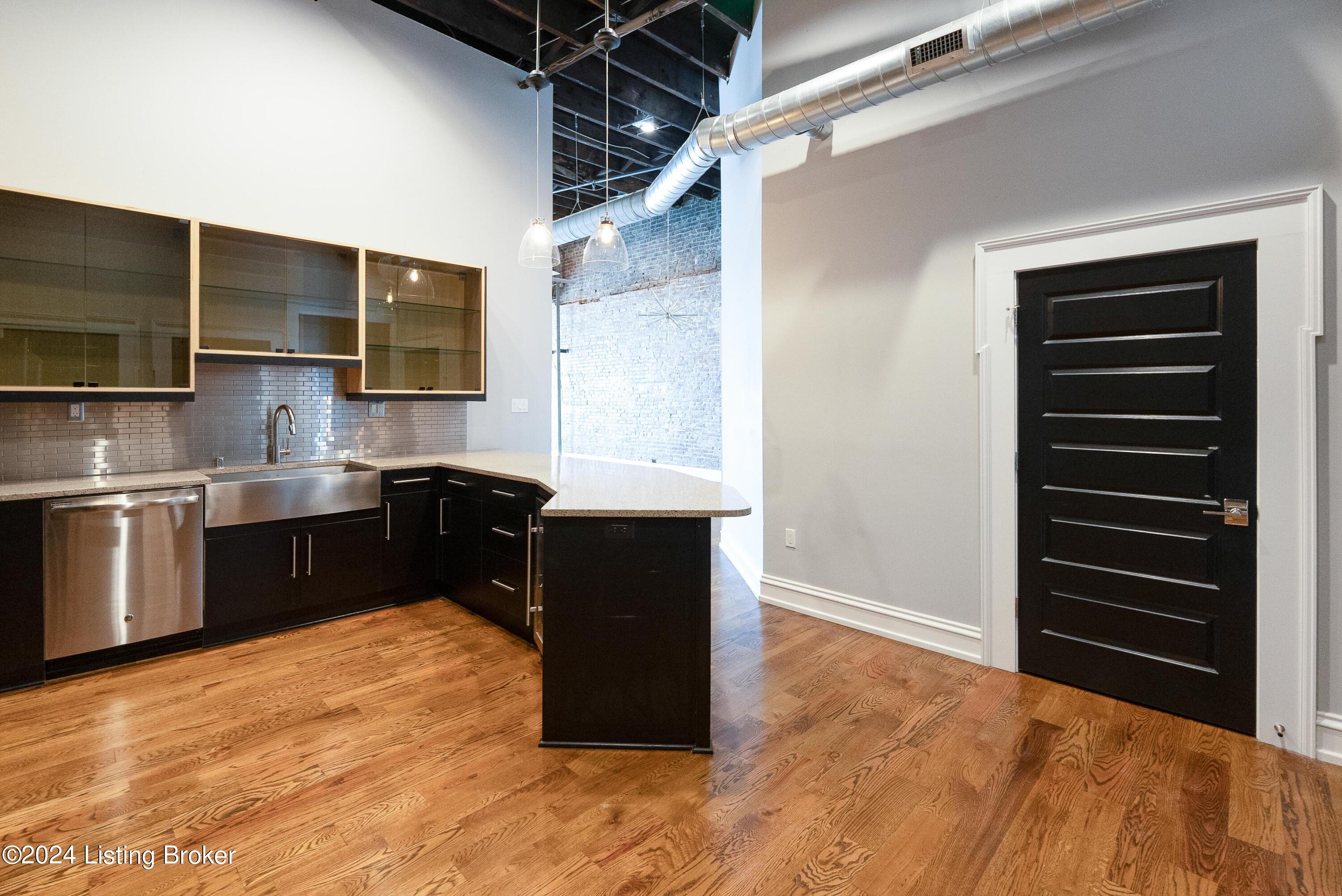 415 E Market St, 401