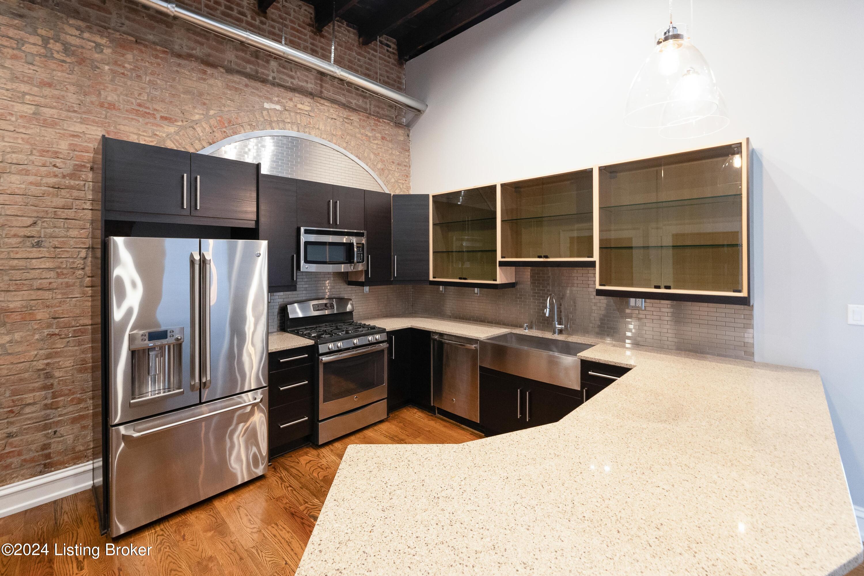 415 E Market St, 401