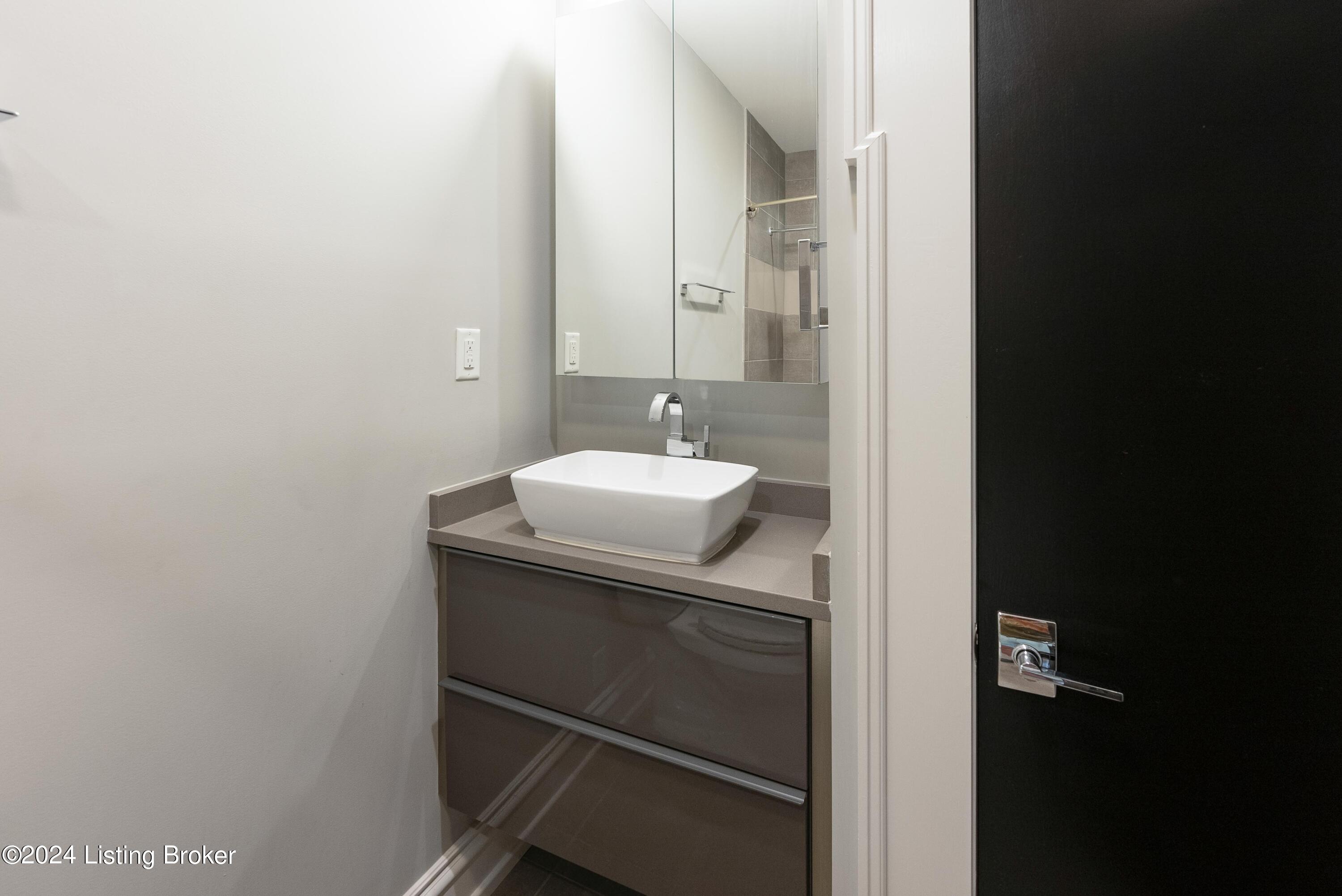 415 E Market St, 401