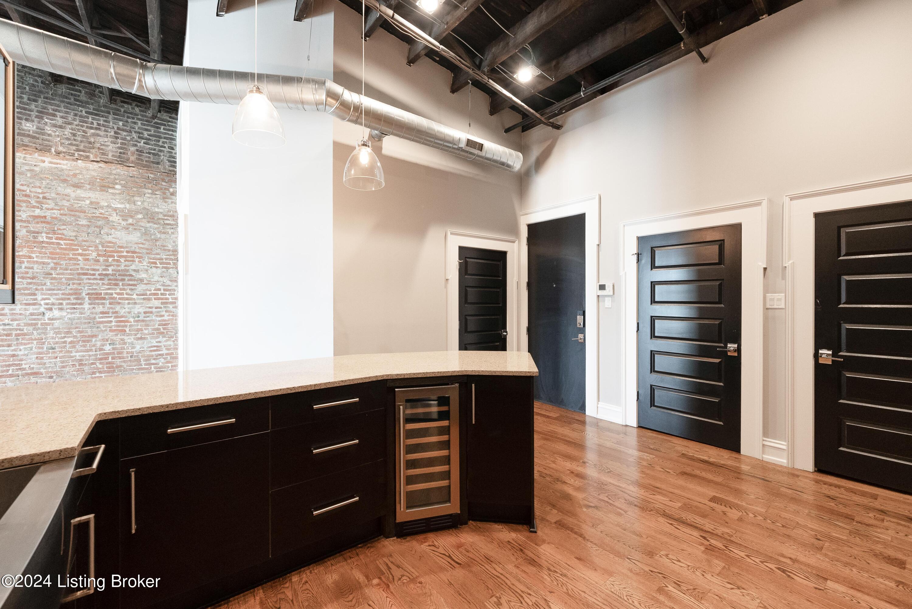 415 E Market St, 401