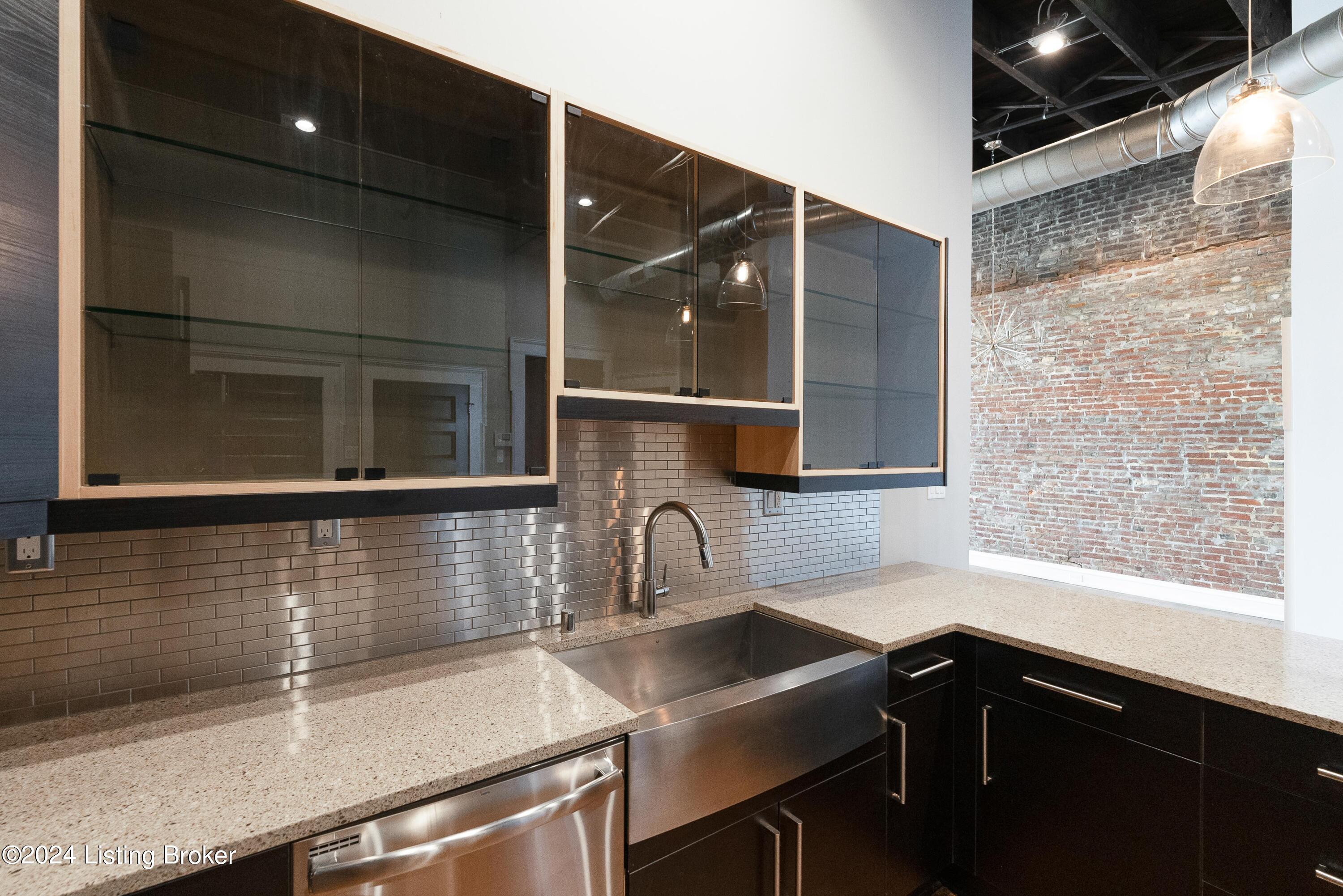 415 E Market St, 401