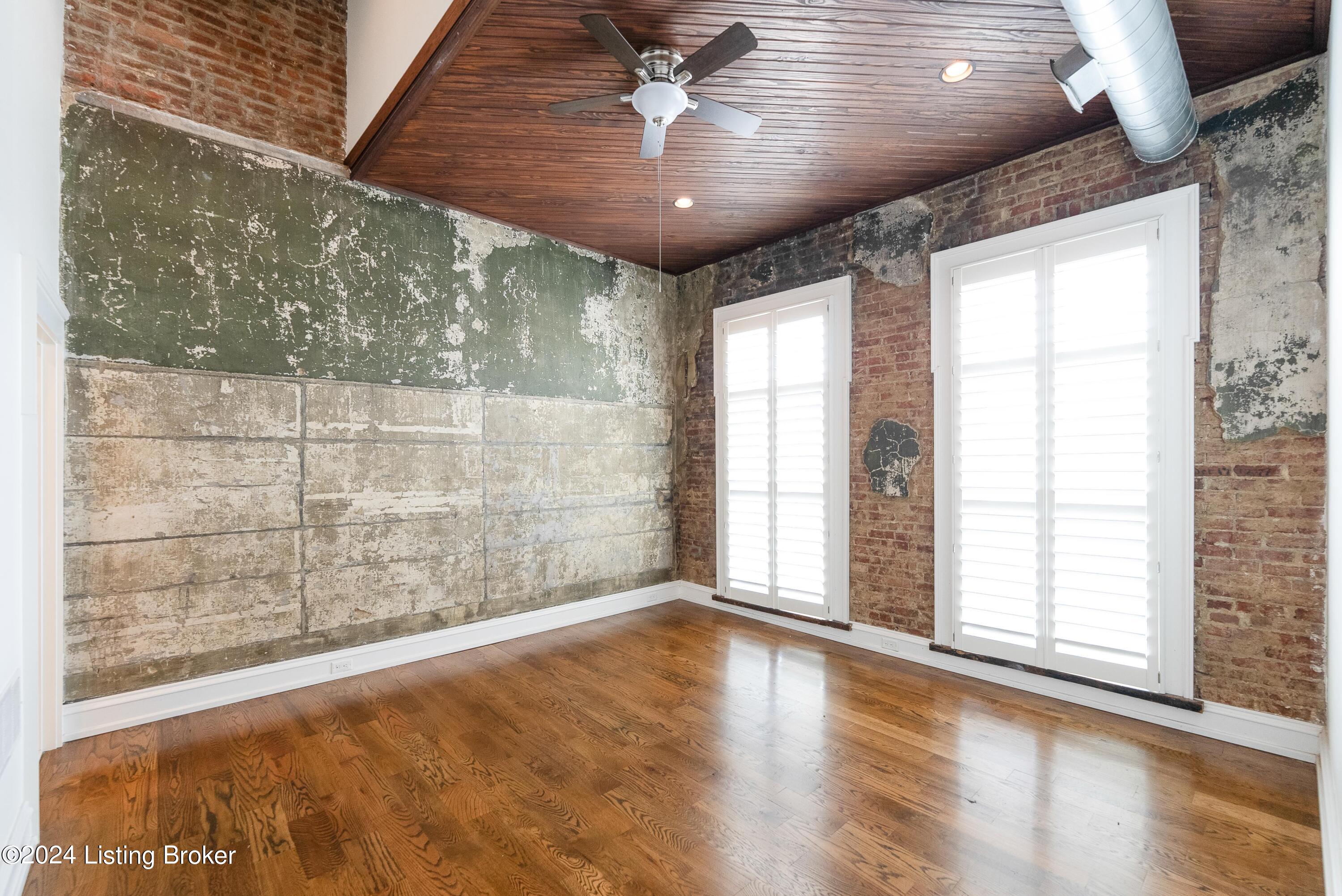 415 E Market St, 401