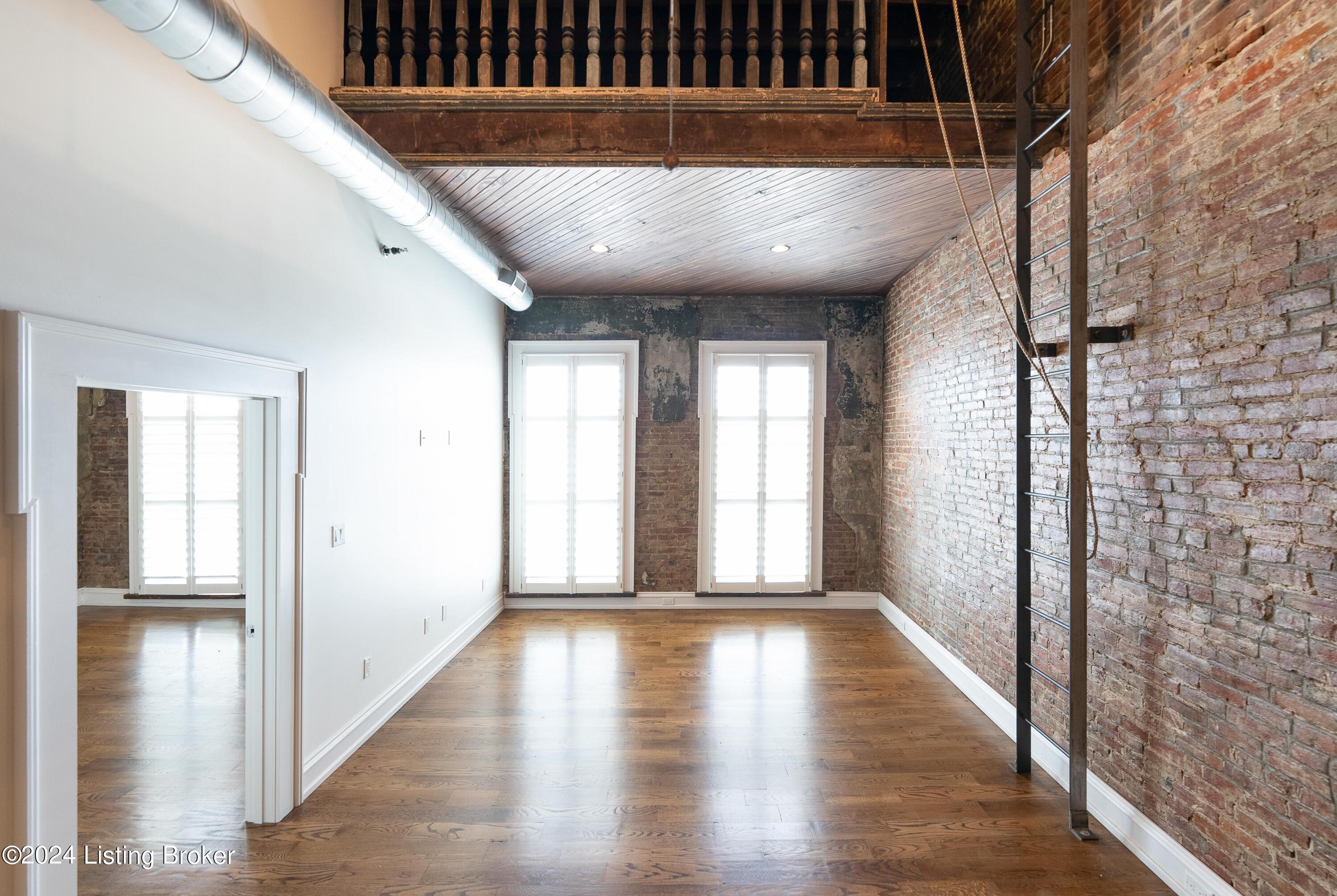 415 E Market St, 401
