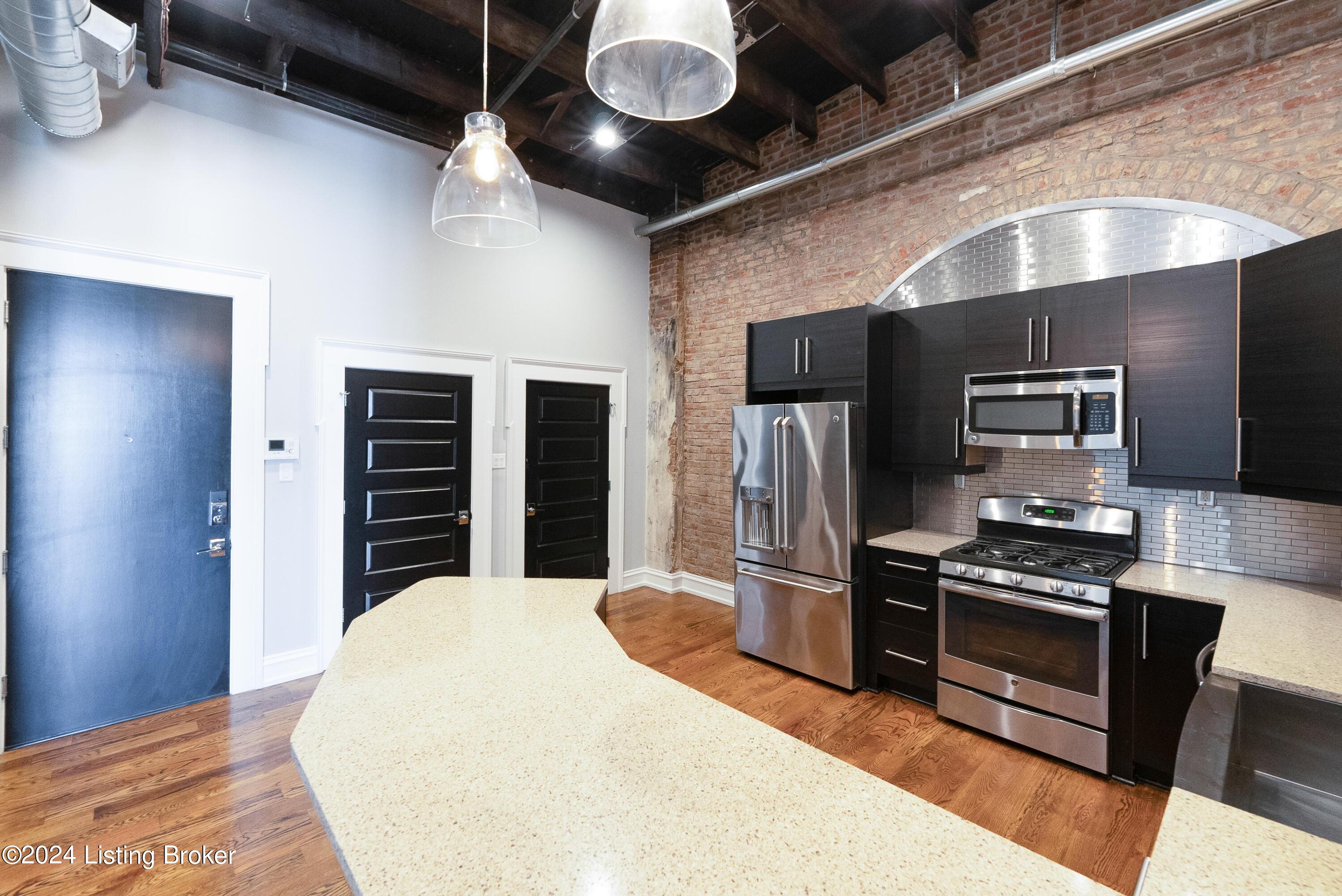 415 E Market St, 401