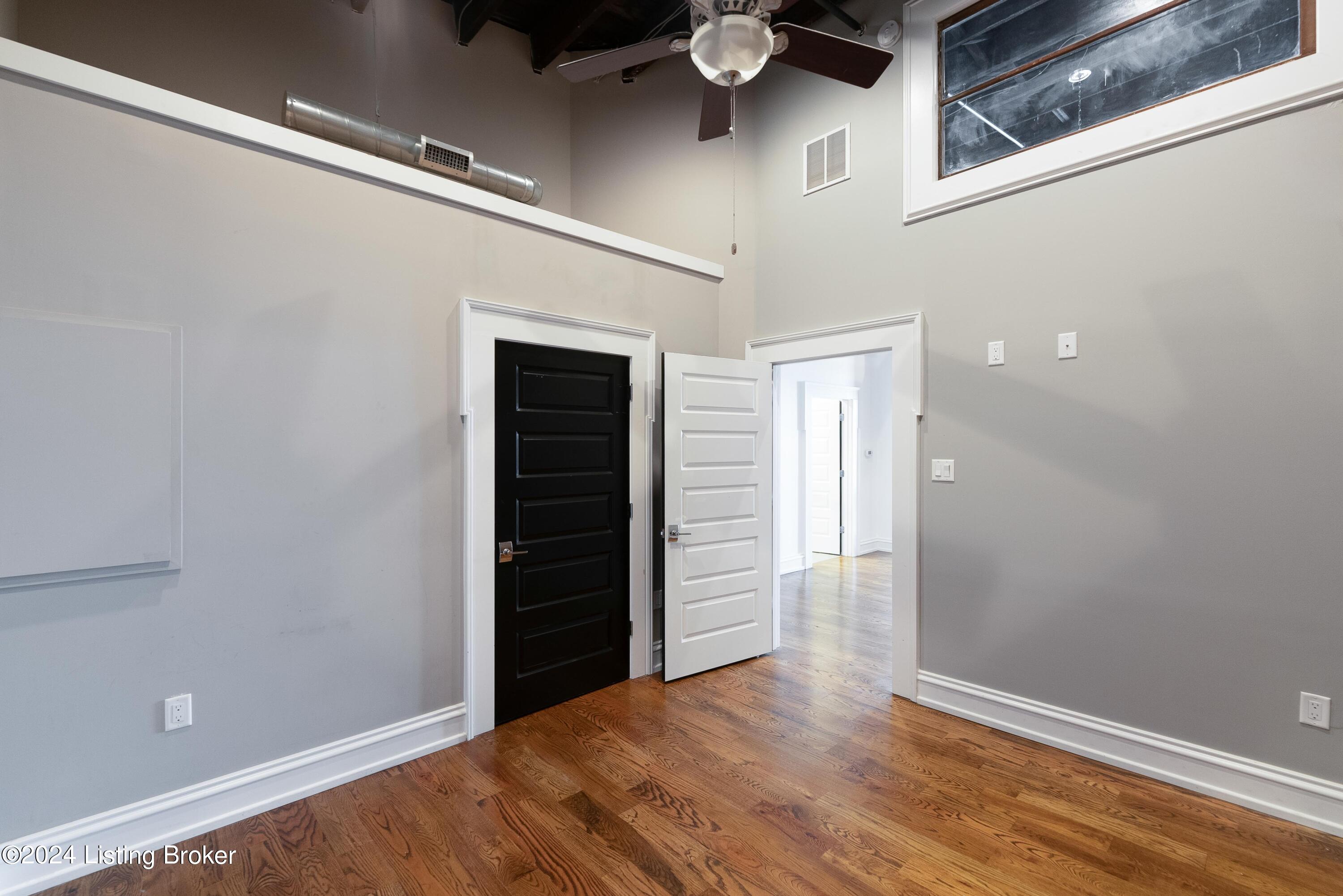 415 E Market St, 401