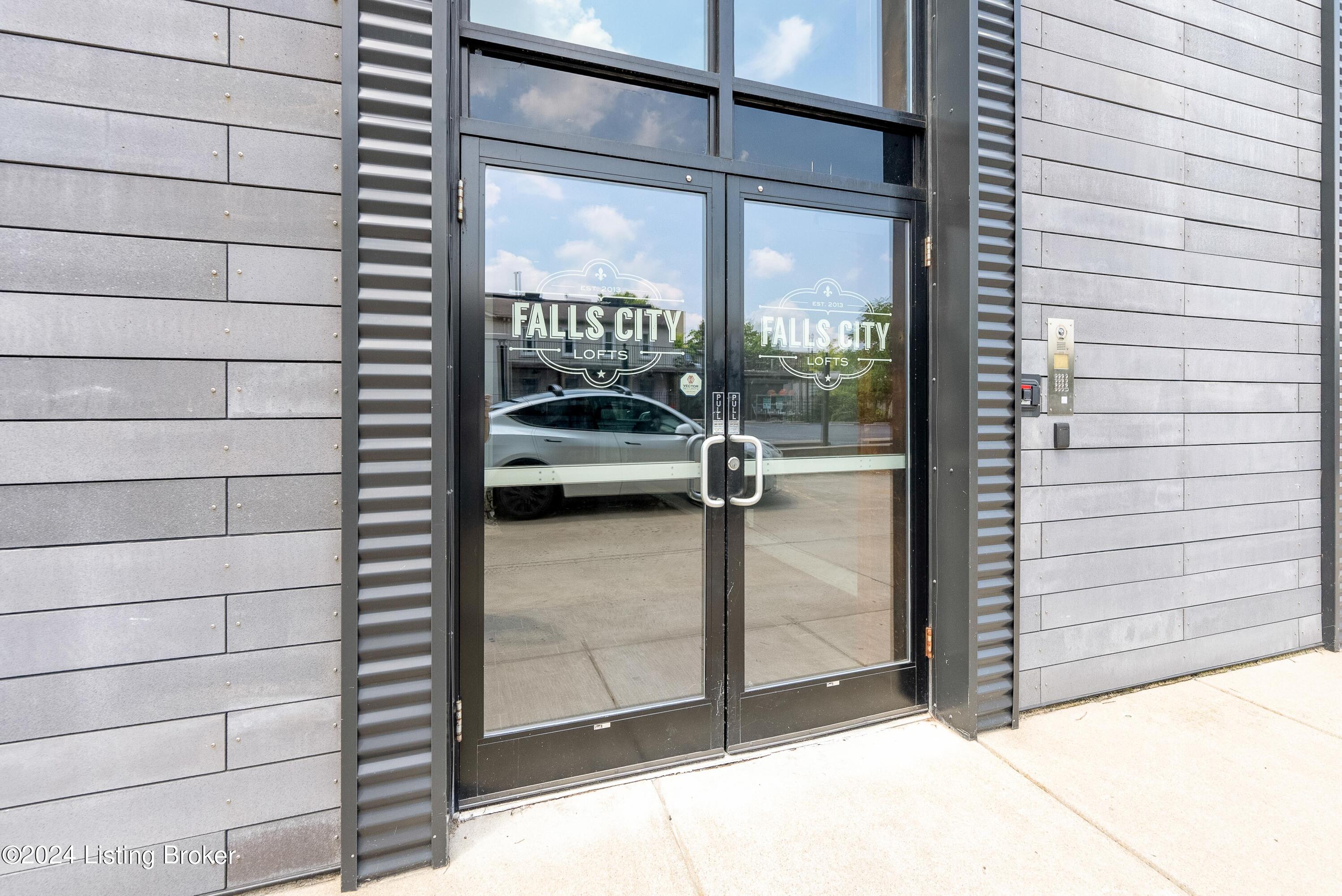 415 E Market St, 401