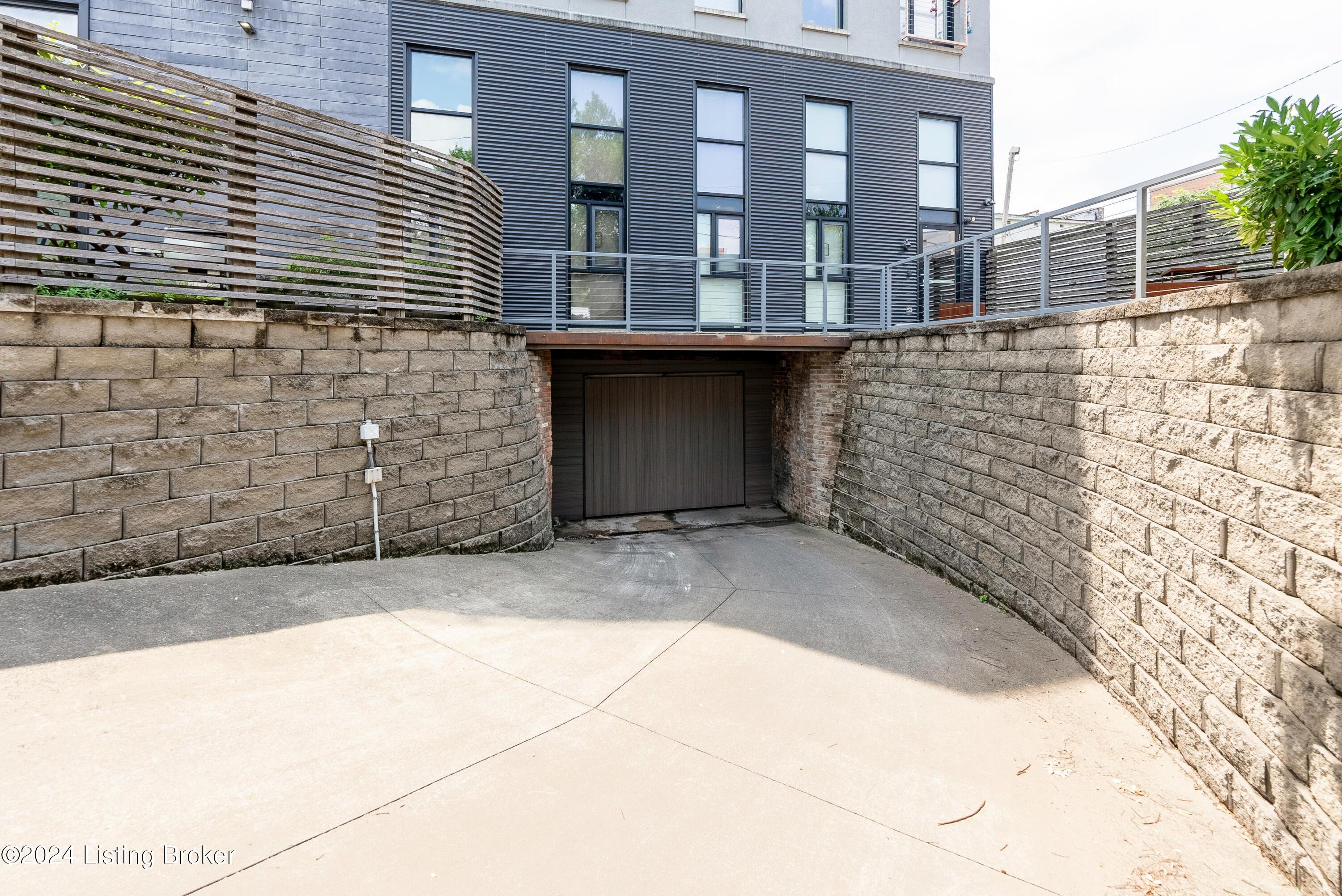 415 E Market St, 401