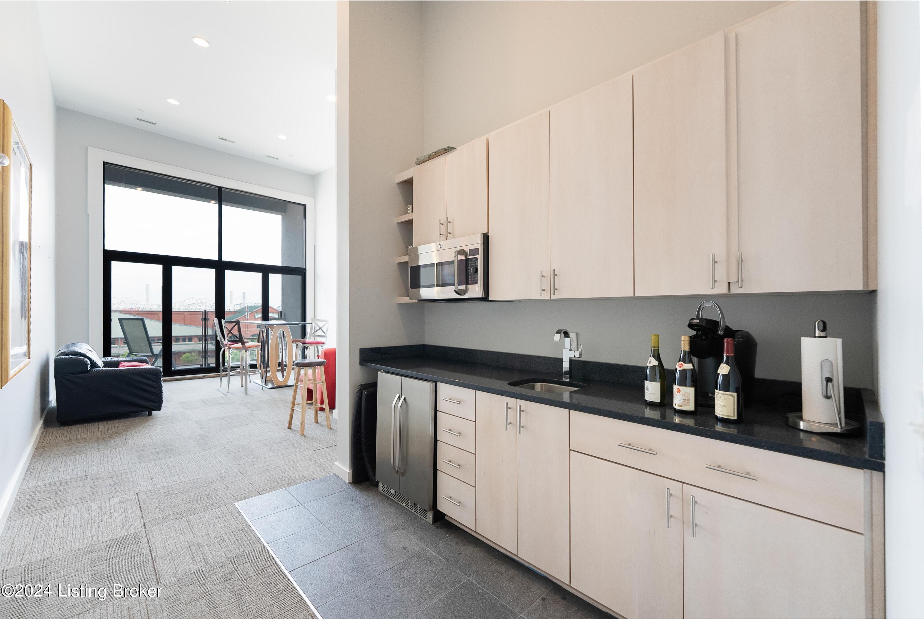 415 E Market St, 401