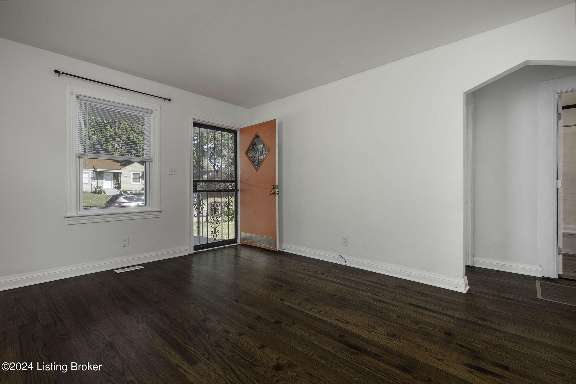 838 Iroquois Ave