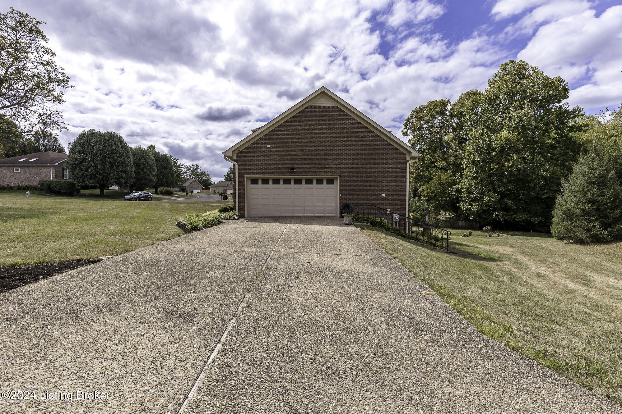 9509 Farmstead Ln