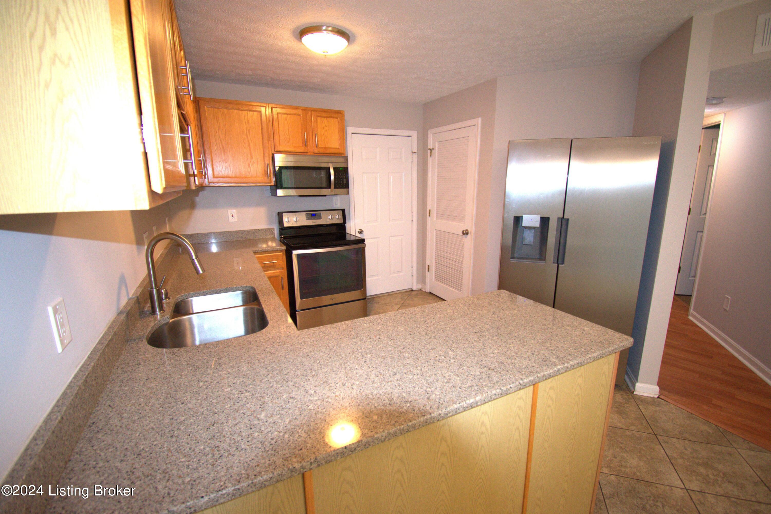 10407 Pinoak View Dr