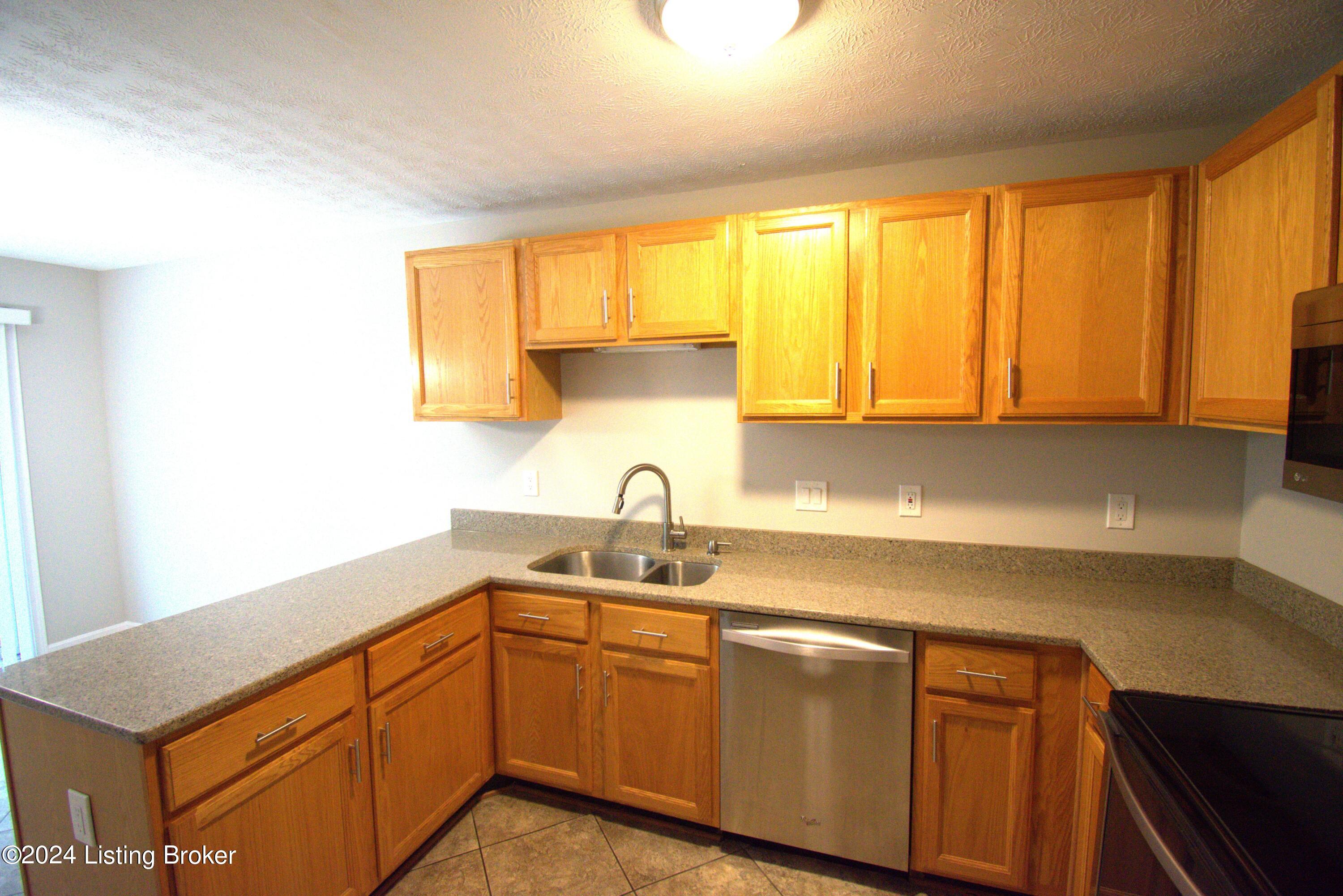 10407 Pinoak View Dr