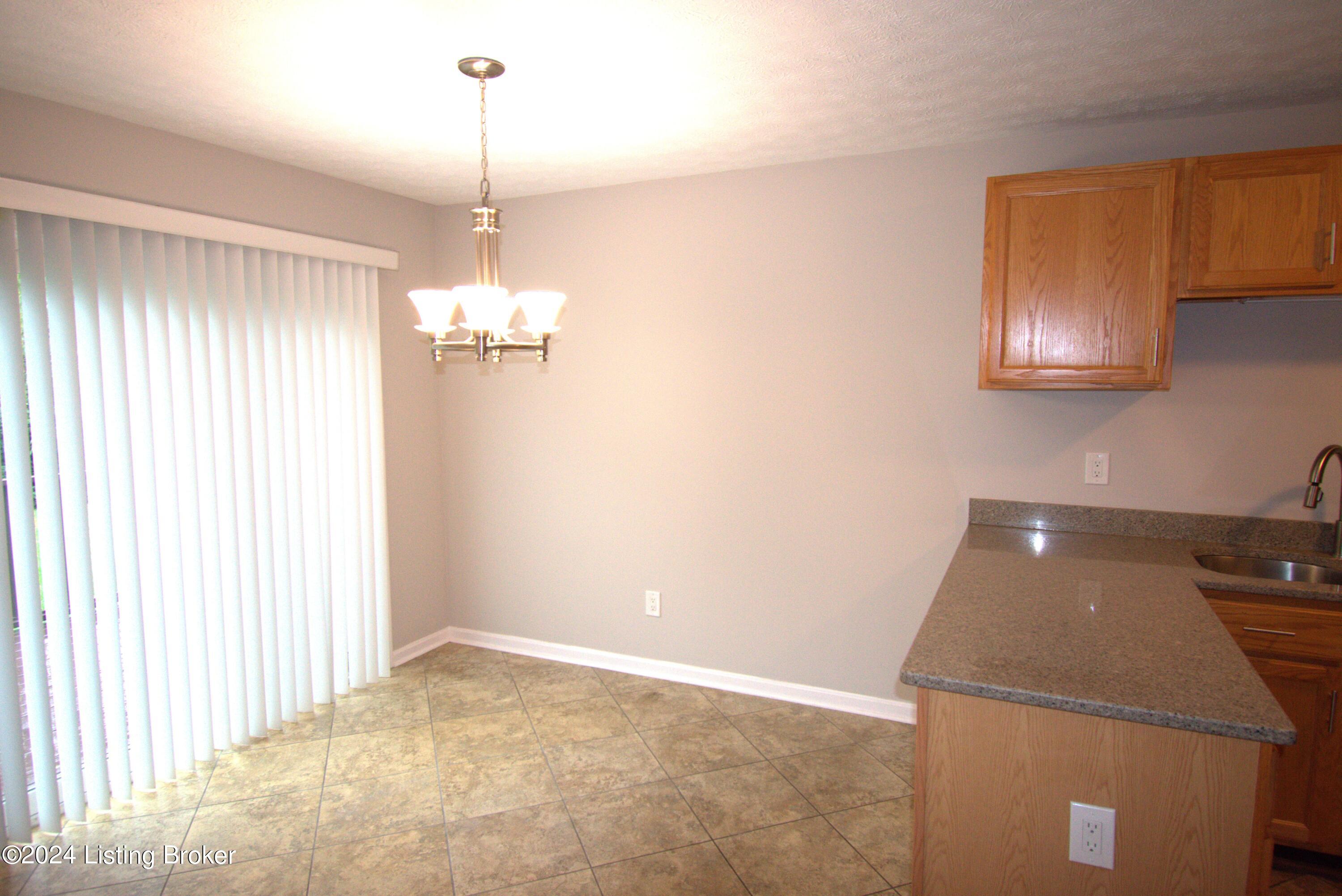 10407 Pinoak View Dr