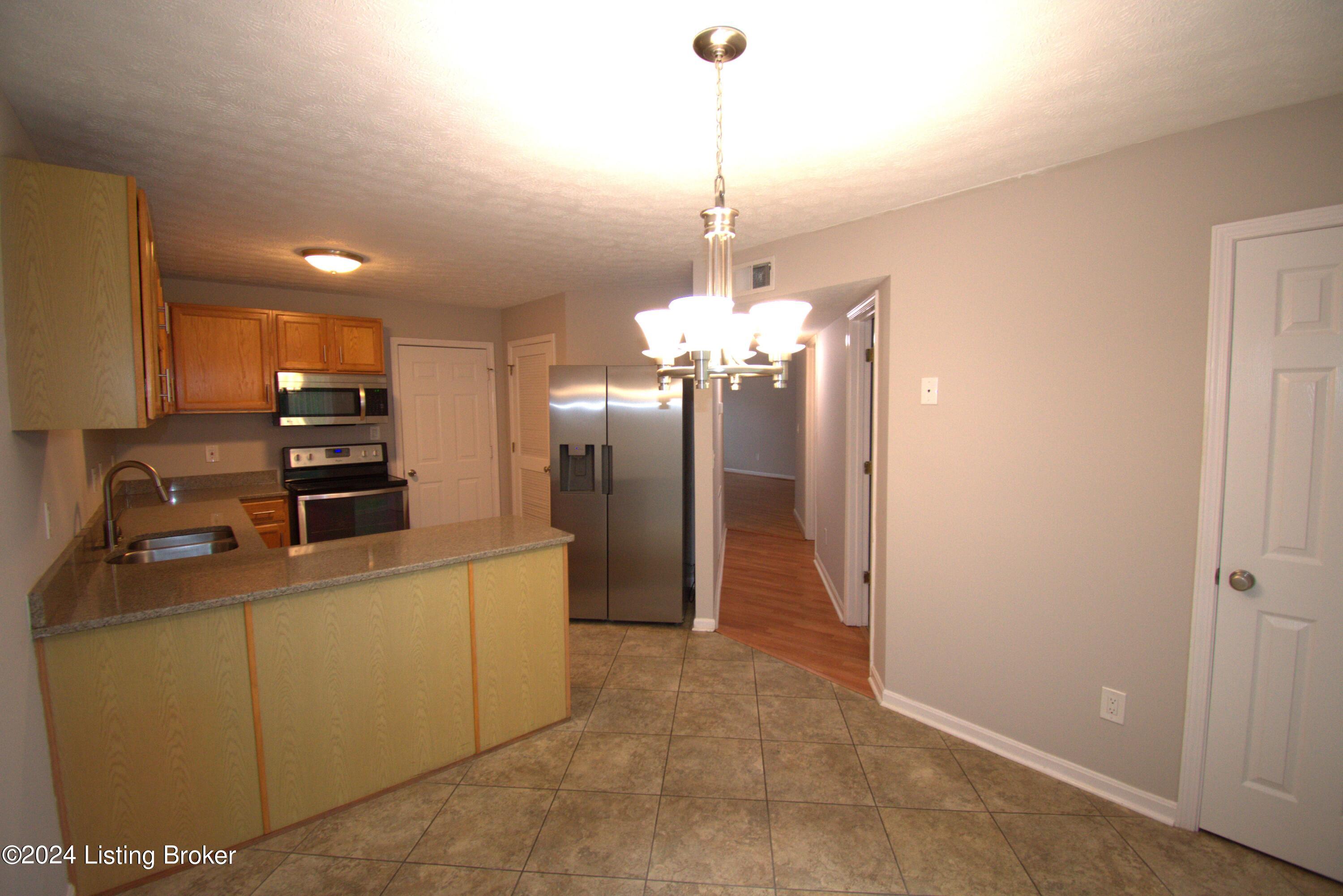 10407 Pinoak View Dr