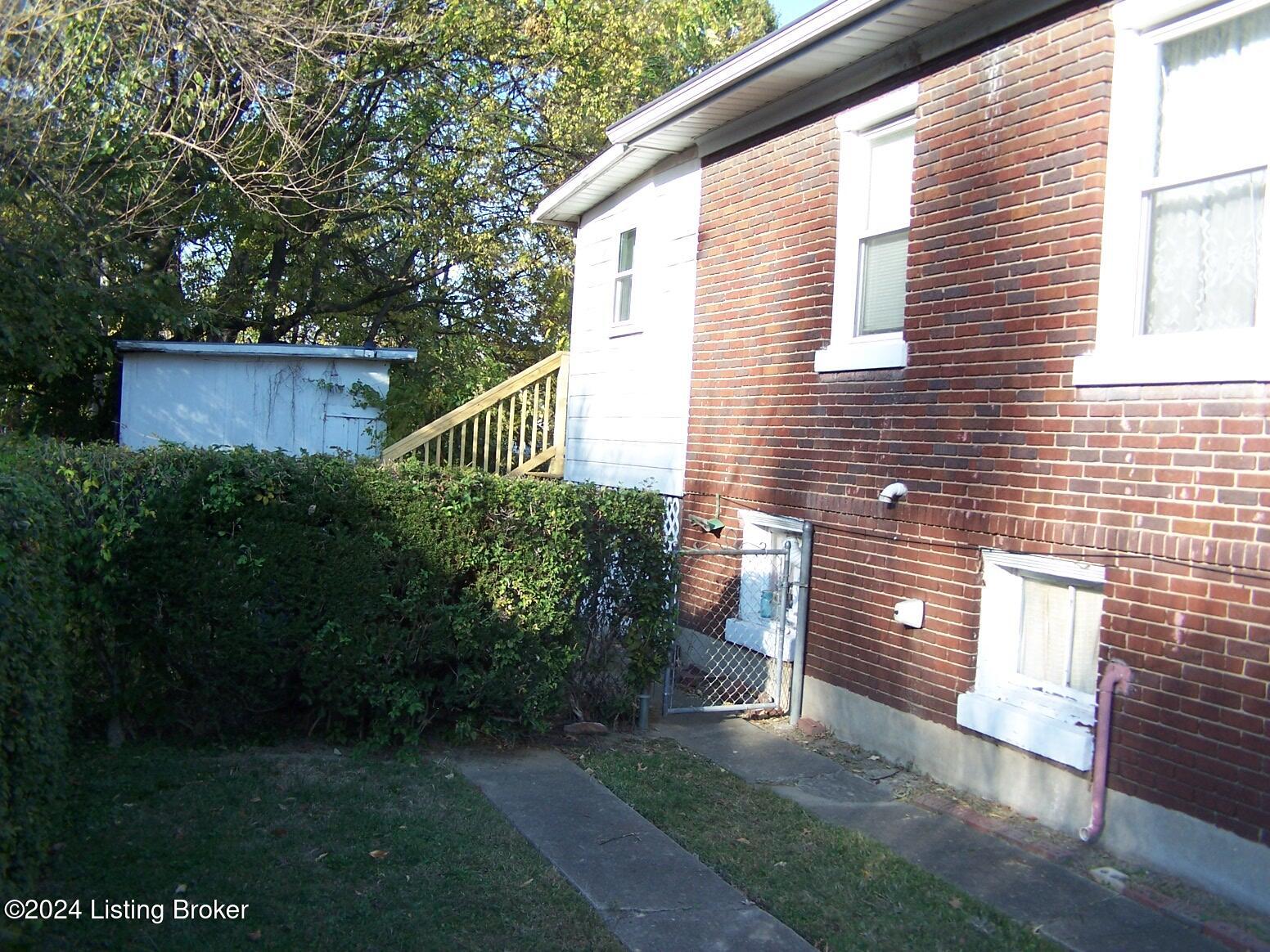 1233 Manitau Ave