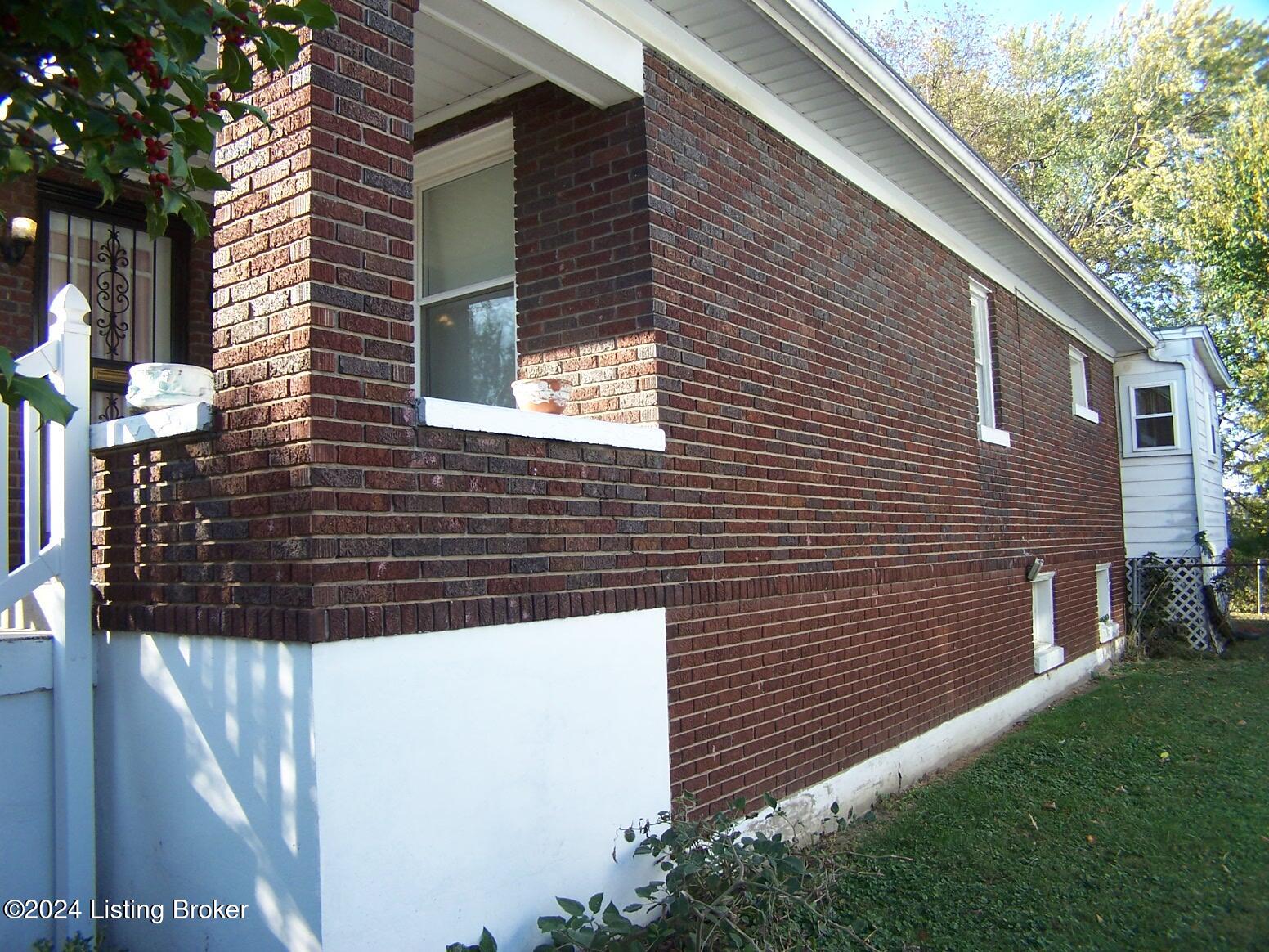 1233 Manitau Ave