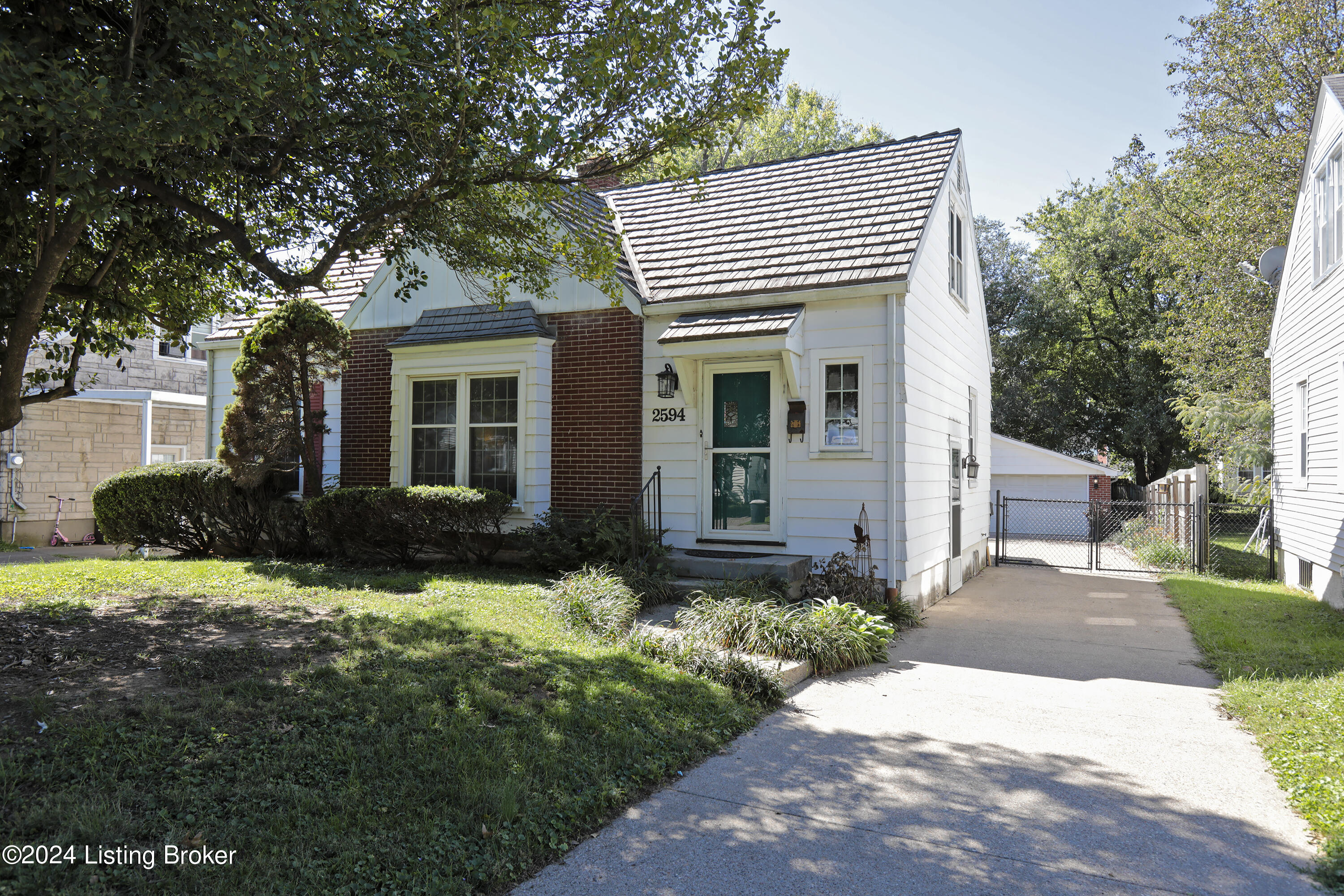 2594 E Burnett Ave