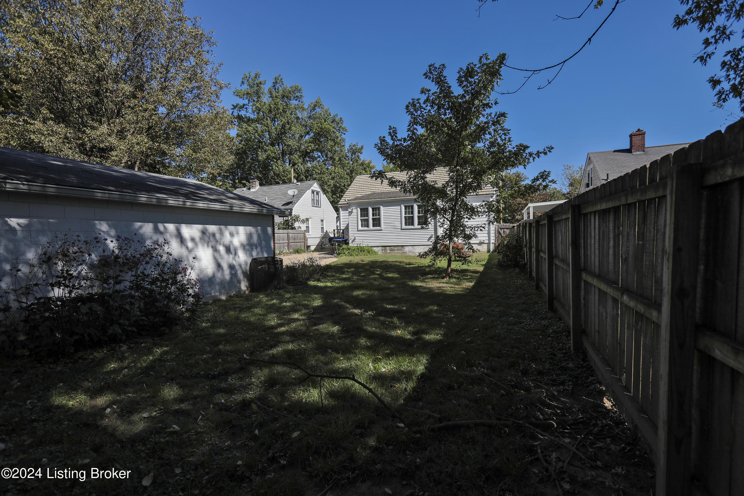 2594 E Burnett Ave