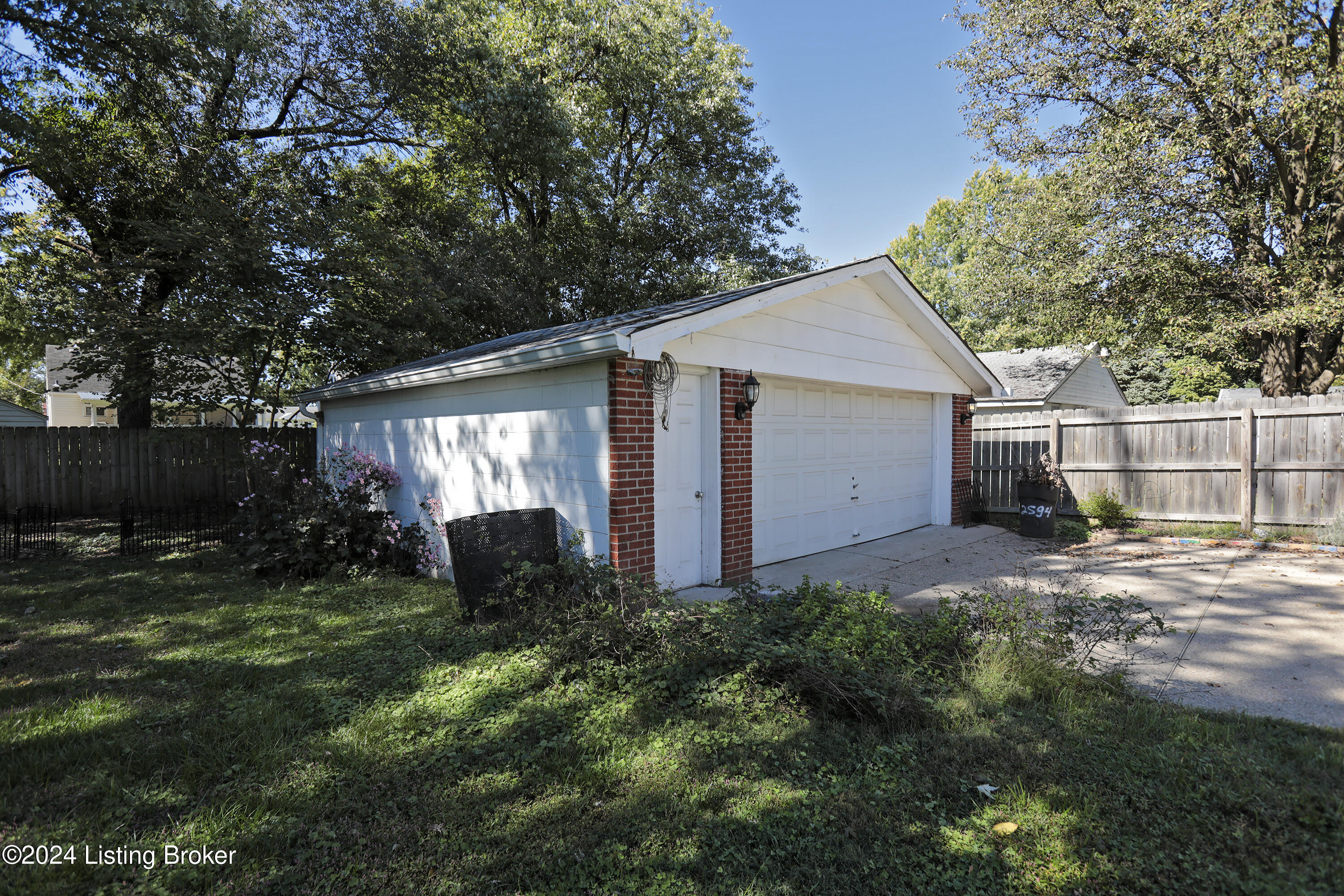2594 E Burnett Ave