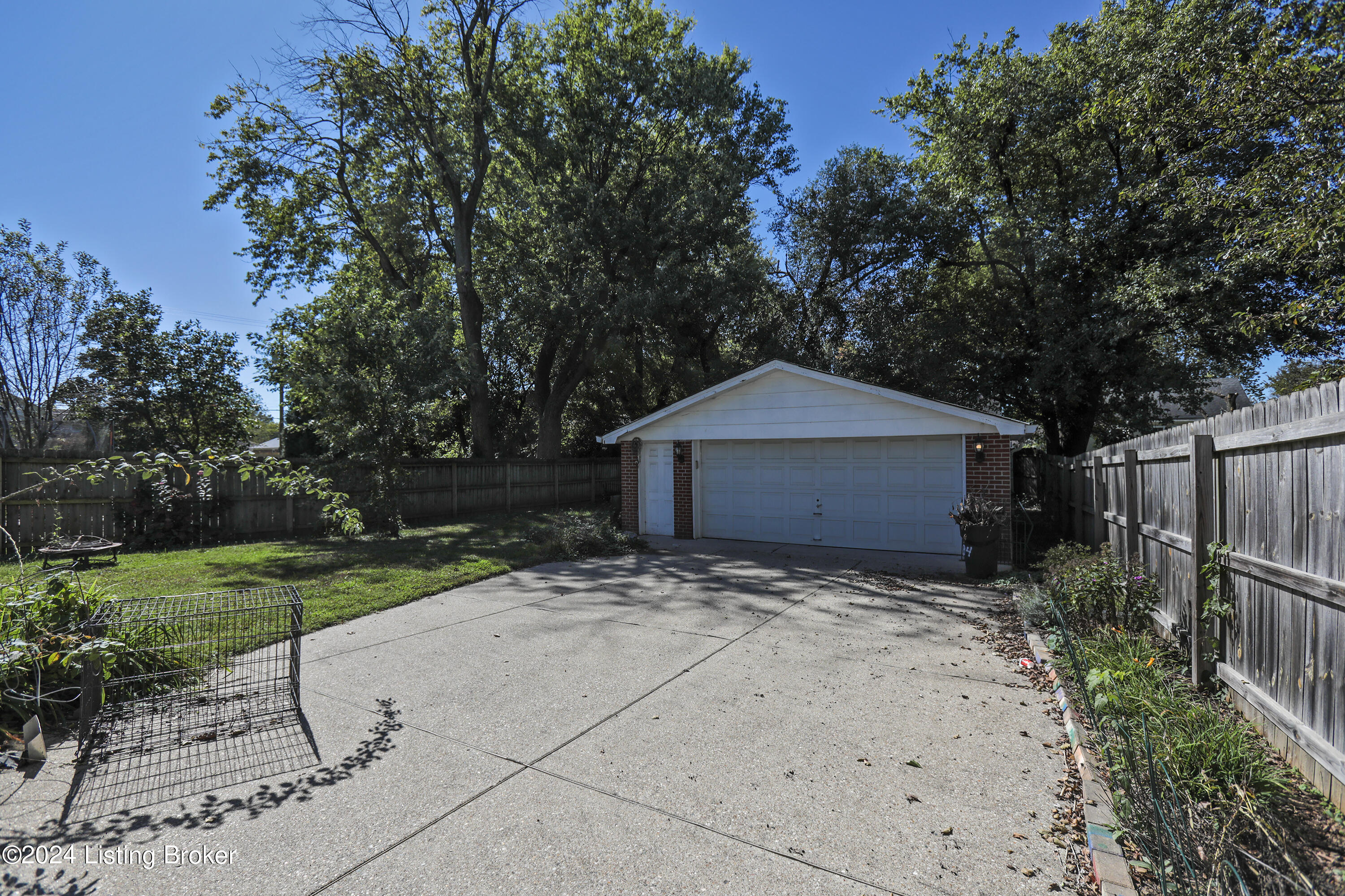 2594 E Burnett Ave