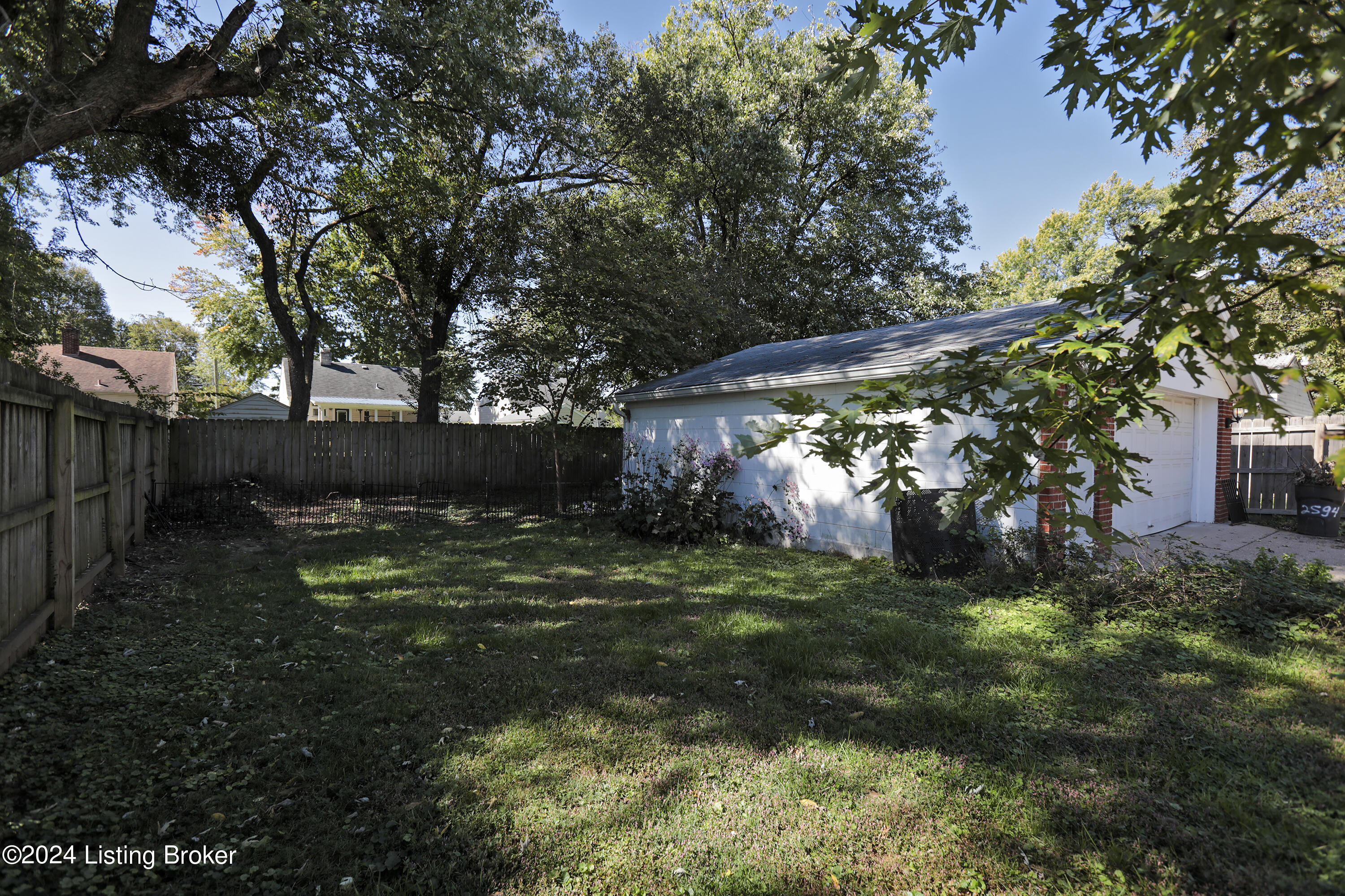 2594 E Burnett Ave