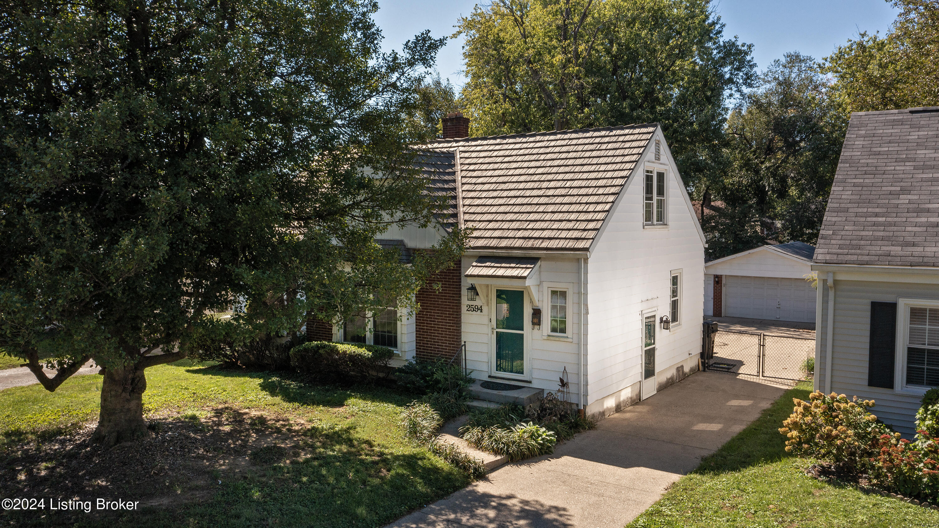 2594 E Burnett Ave