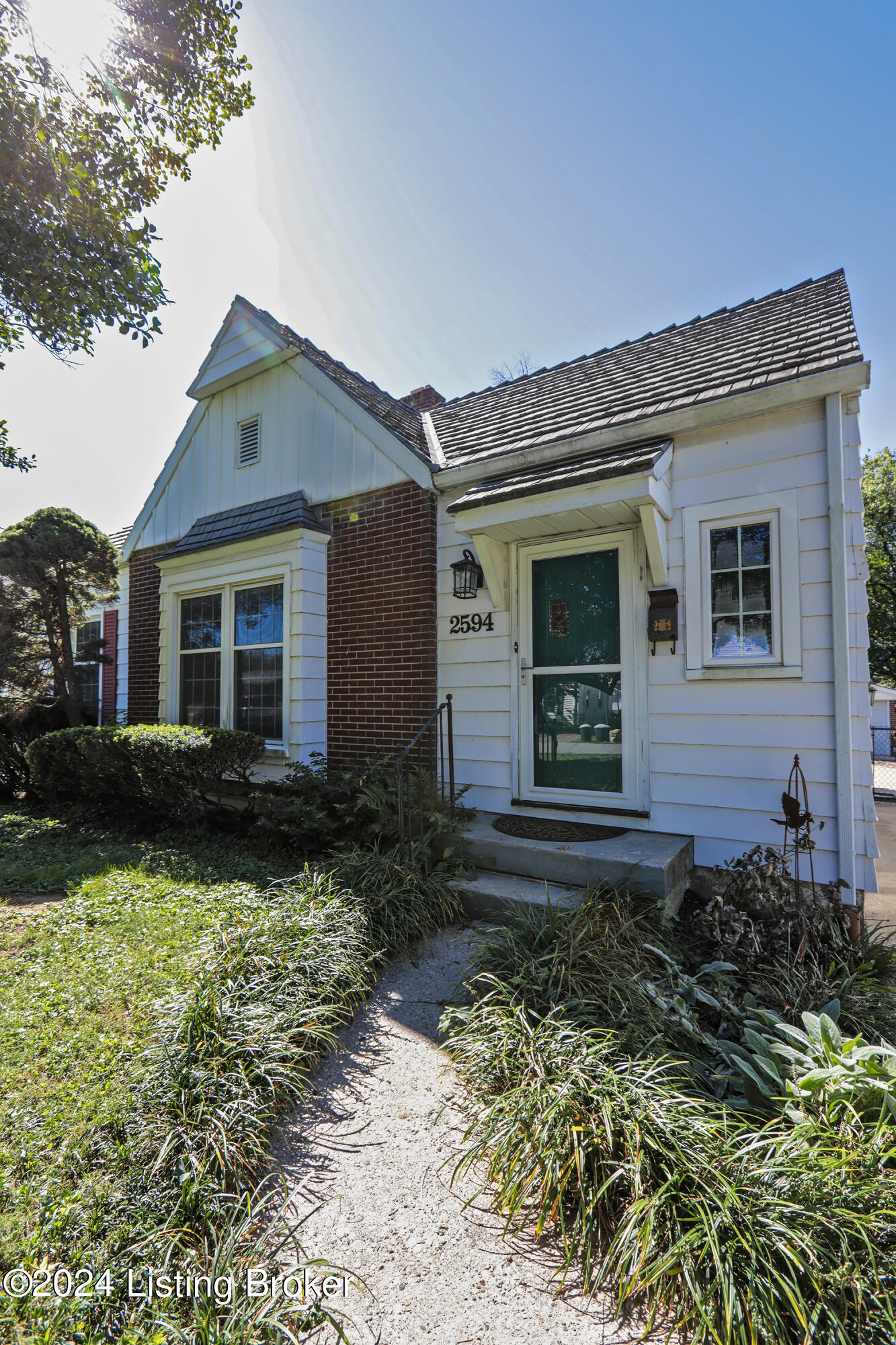2594 E Burnett Ave