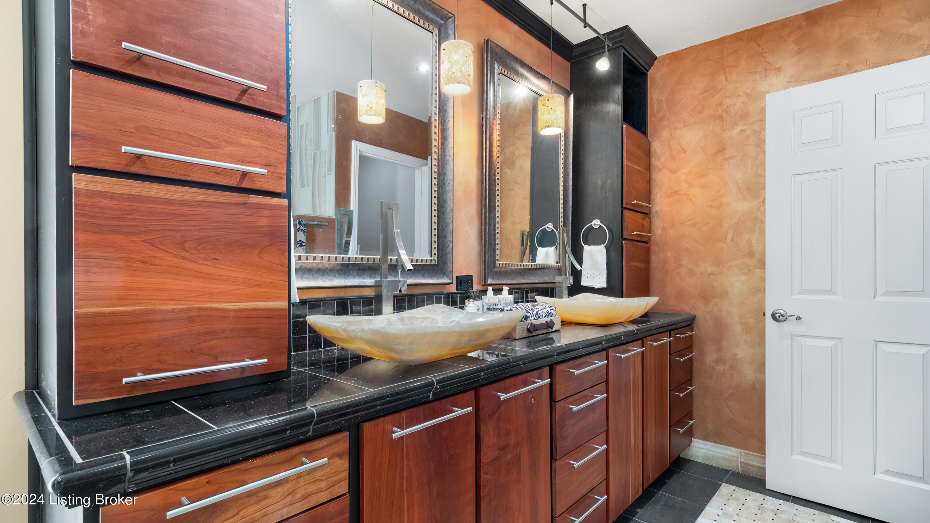 1508 Colonial Ct