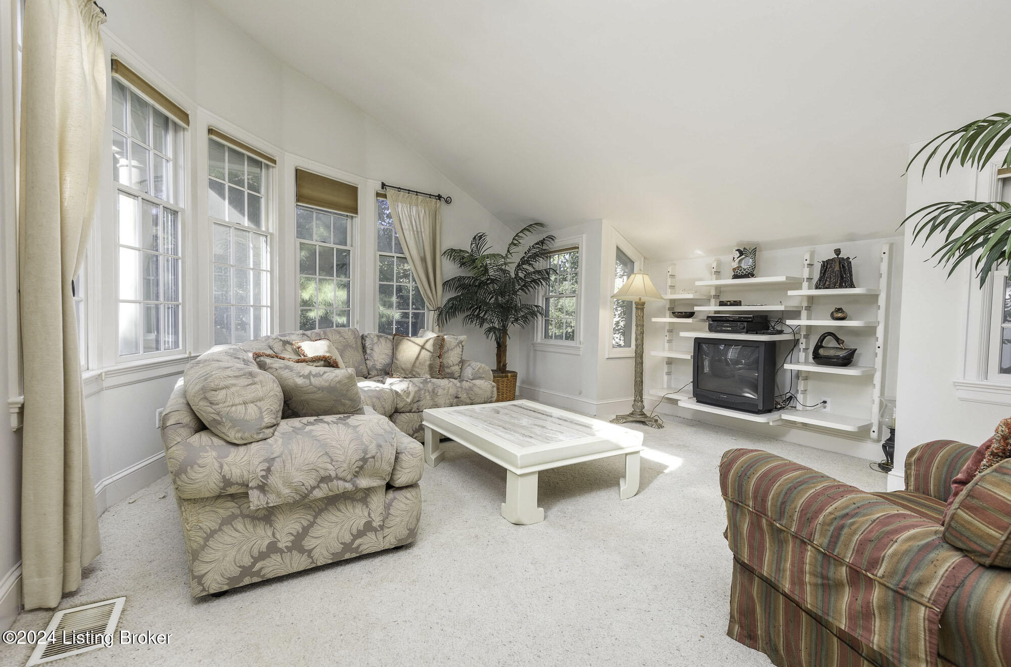 2113 Edgehill Rd