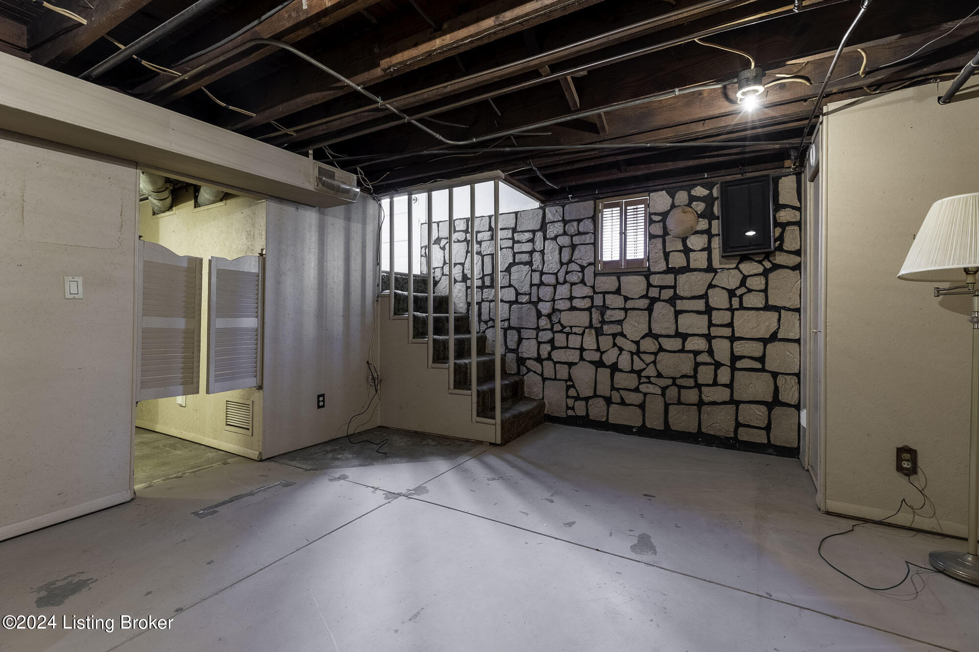 2118 Lakeside Dr