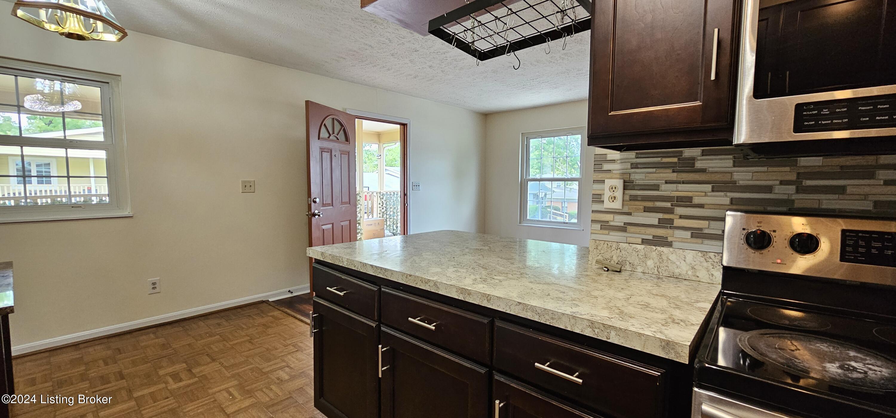 3000 Treeview Ct
