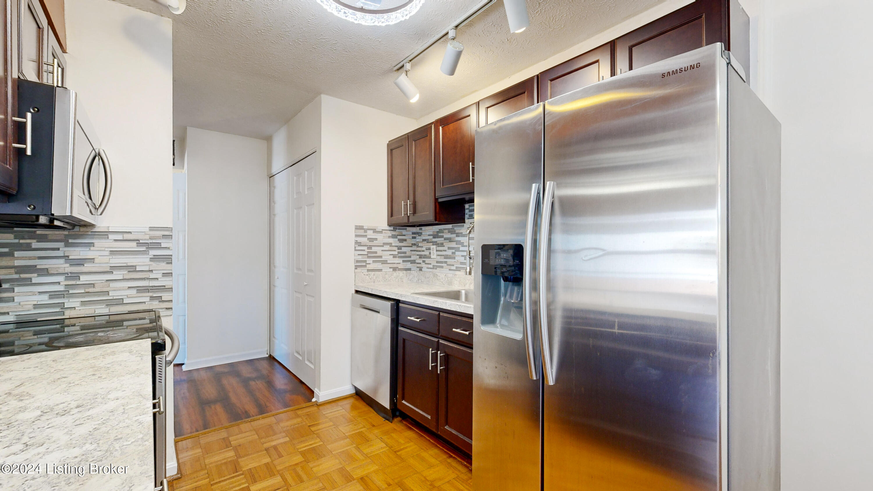 3000 Treeview Ct