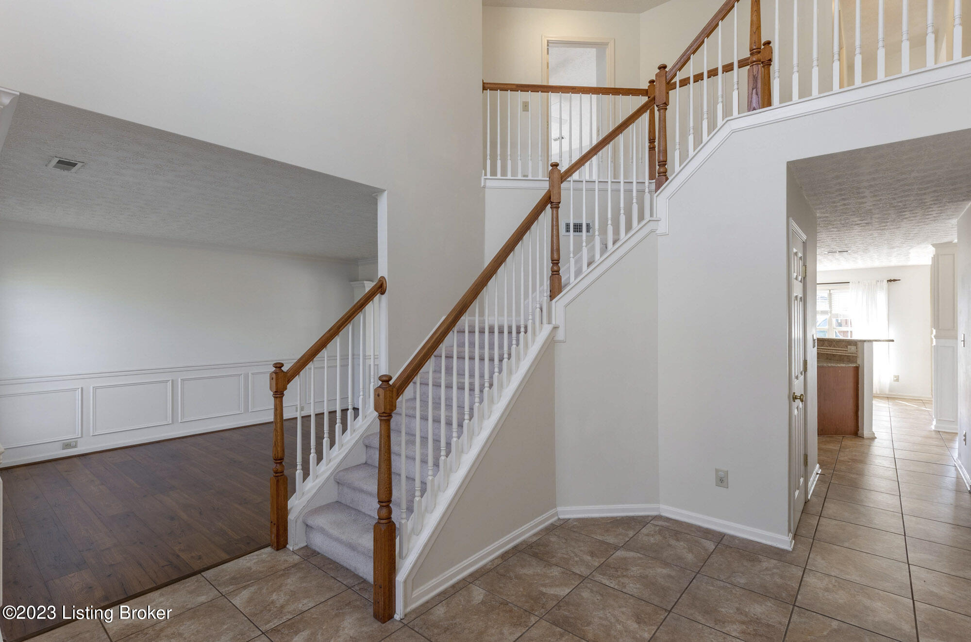 5833 Waveland Cir