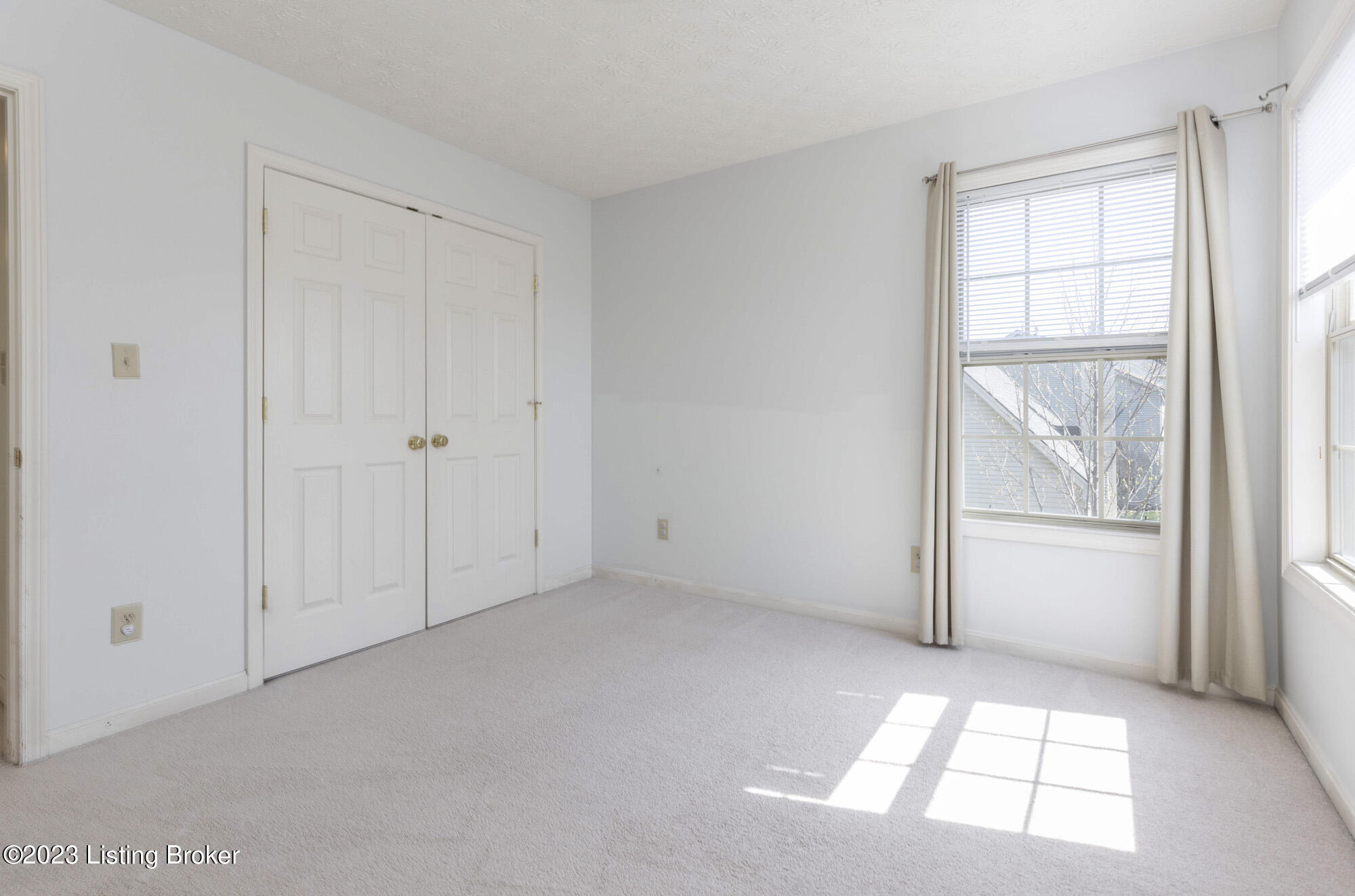 5833 Waveland Cir