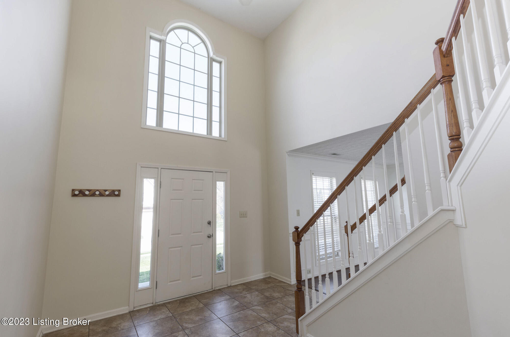 5833 Waveland Cir