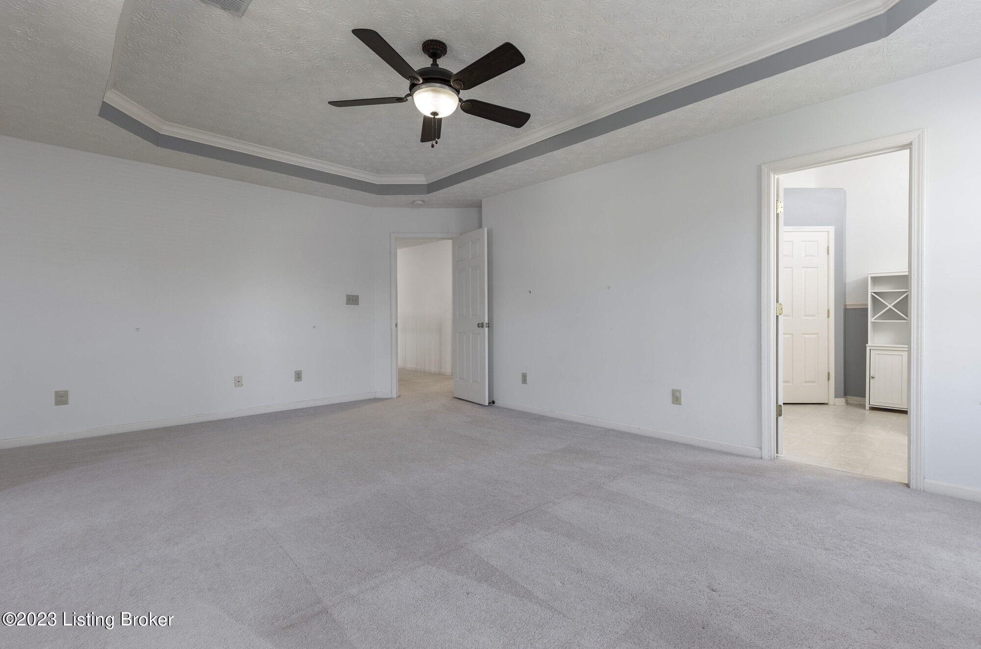 5833 Waveland Cir