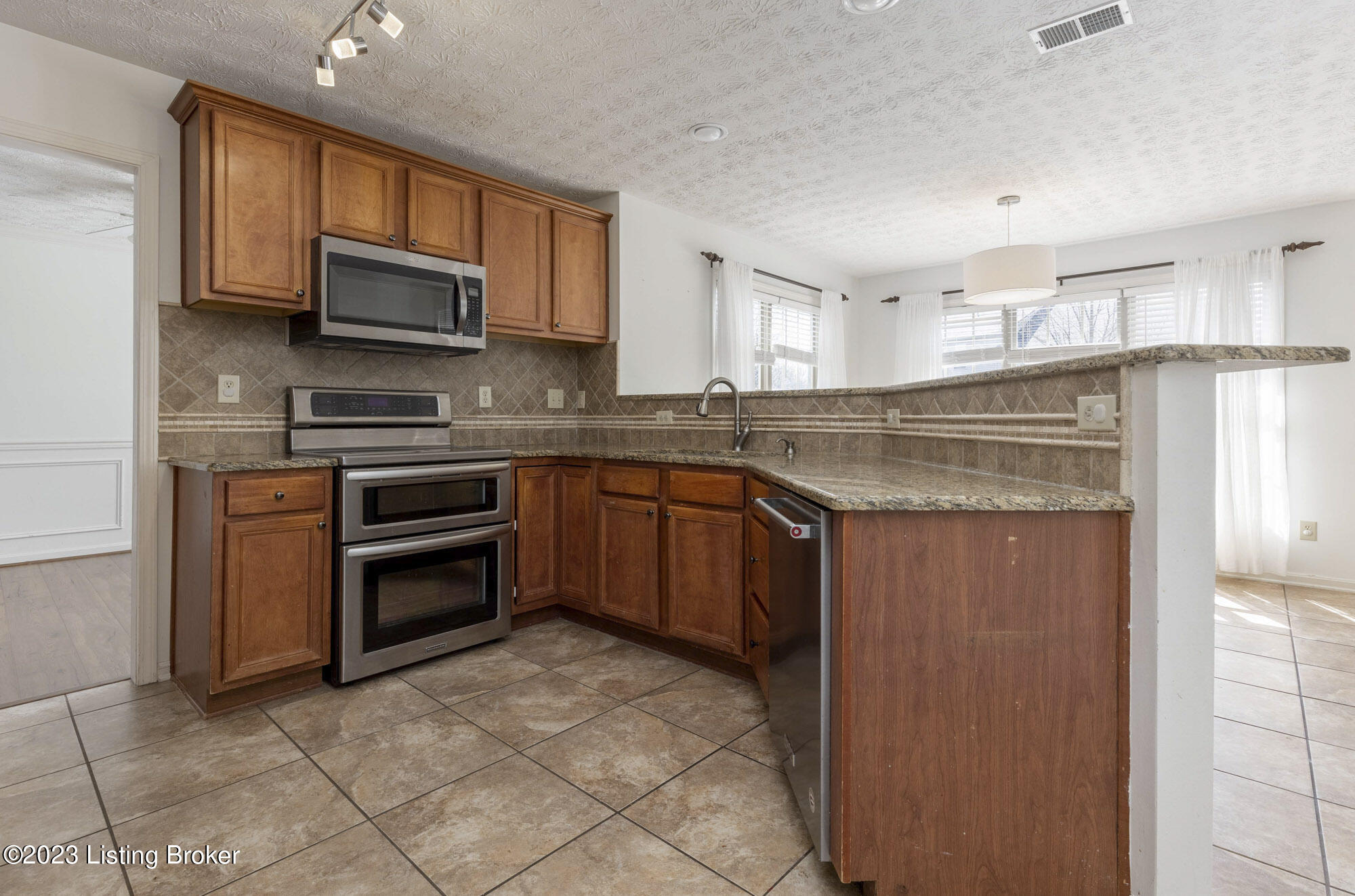 5833 Waveland Cir