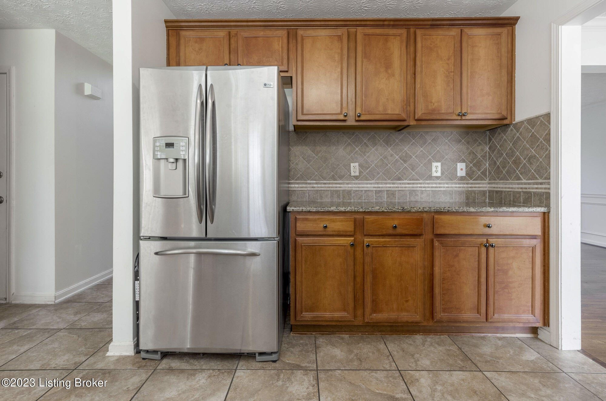 5833 Waveland Cir