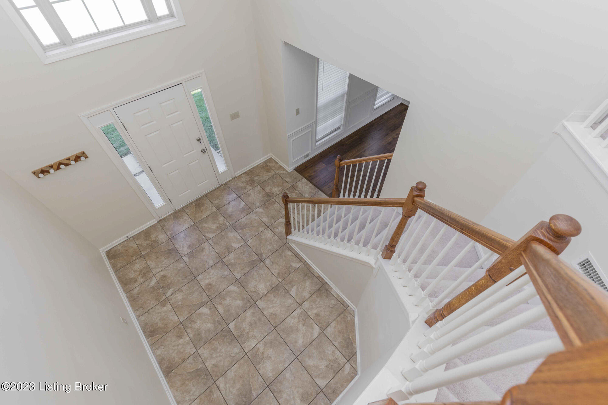 5833 Waveland Cir