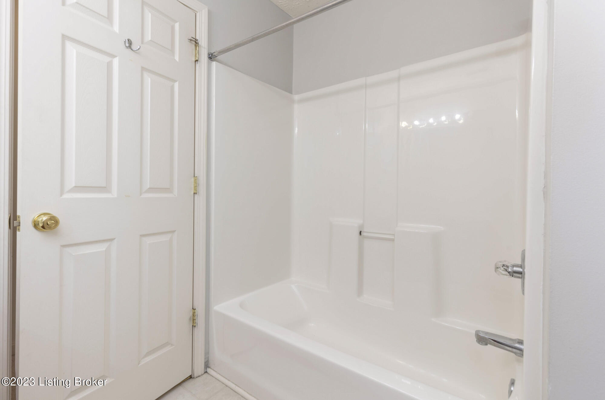 5833 Waveland Cir