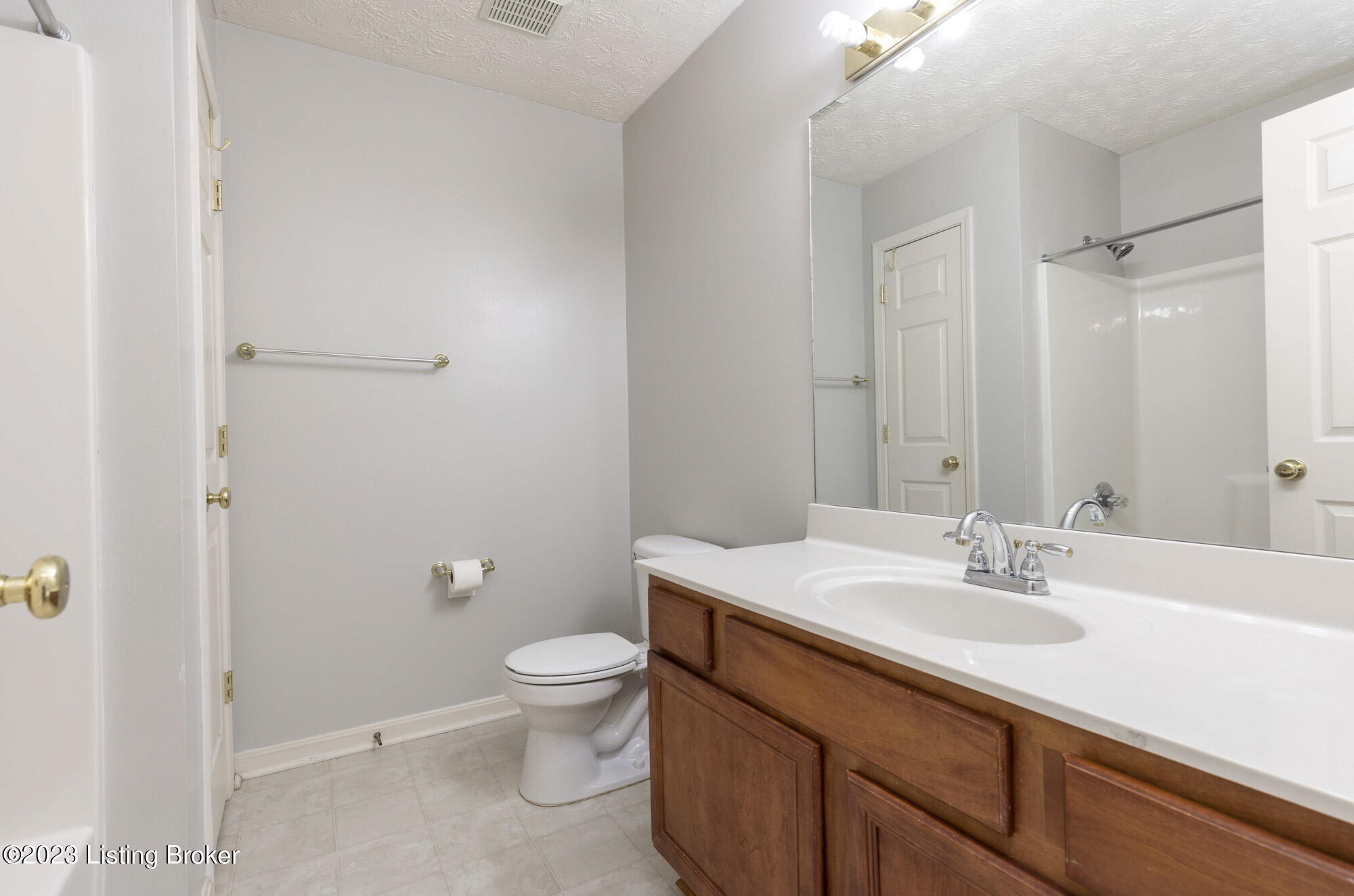 5833 Waveland Cir