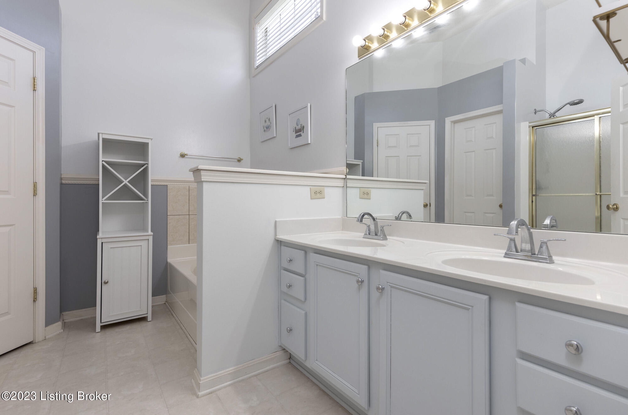 5833 Waveland Cir