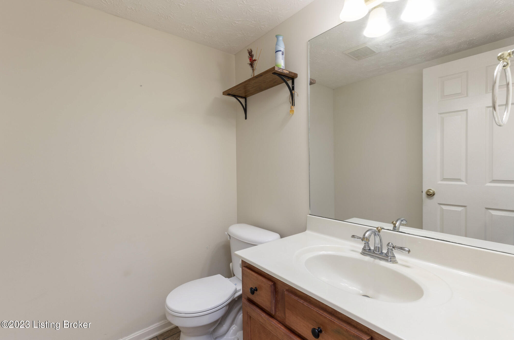 5833 Waveland Cir