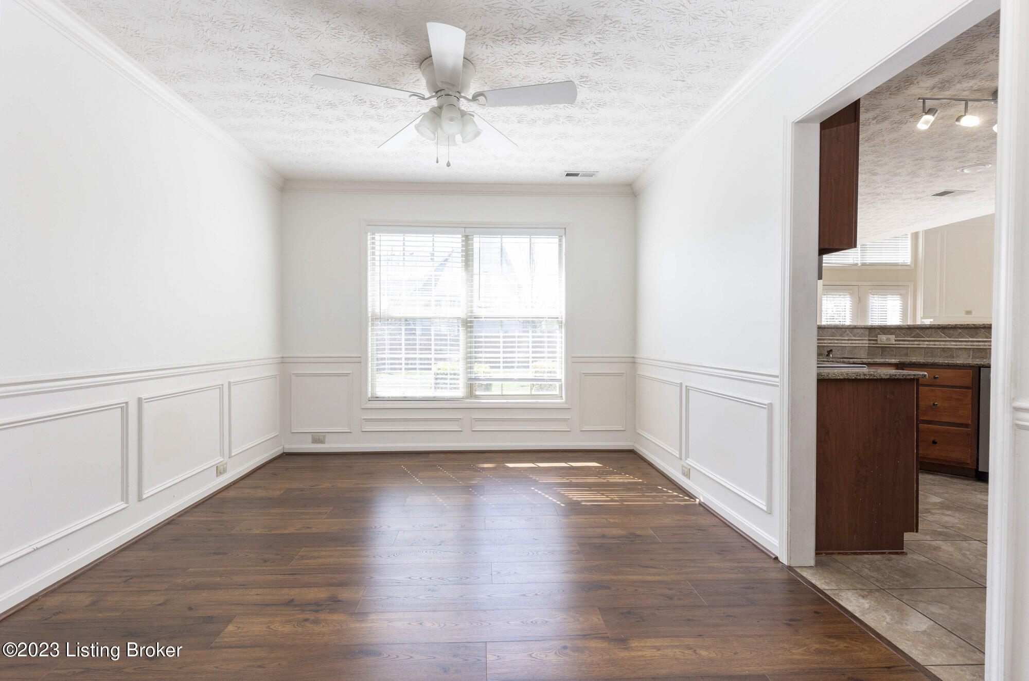 5833 Waveland Cir